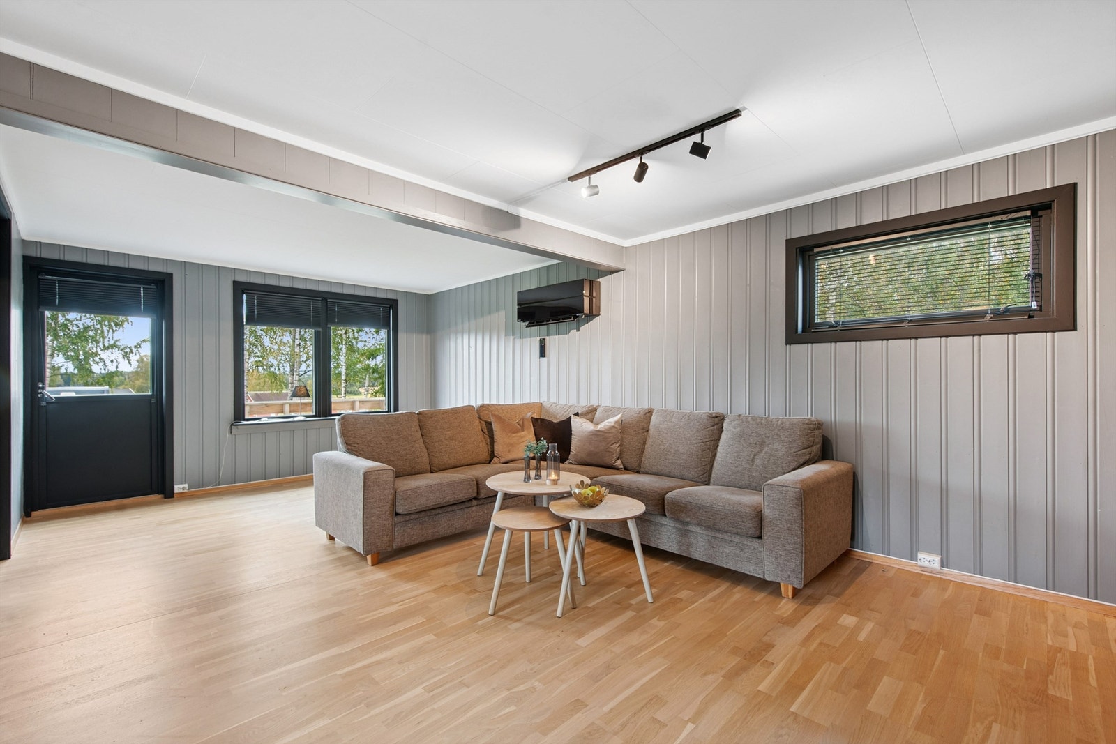 Fra stuedelen er det utgang til en sørvendt terrasse via terrassedør. Galleribilde