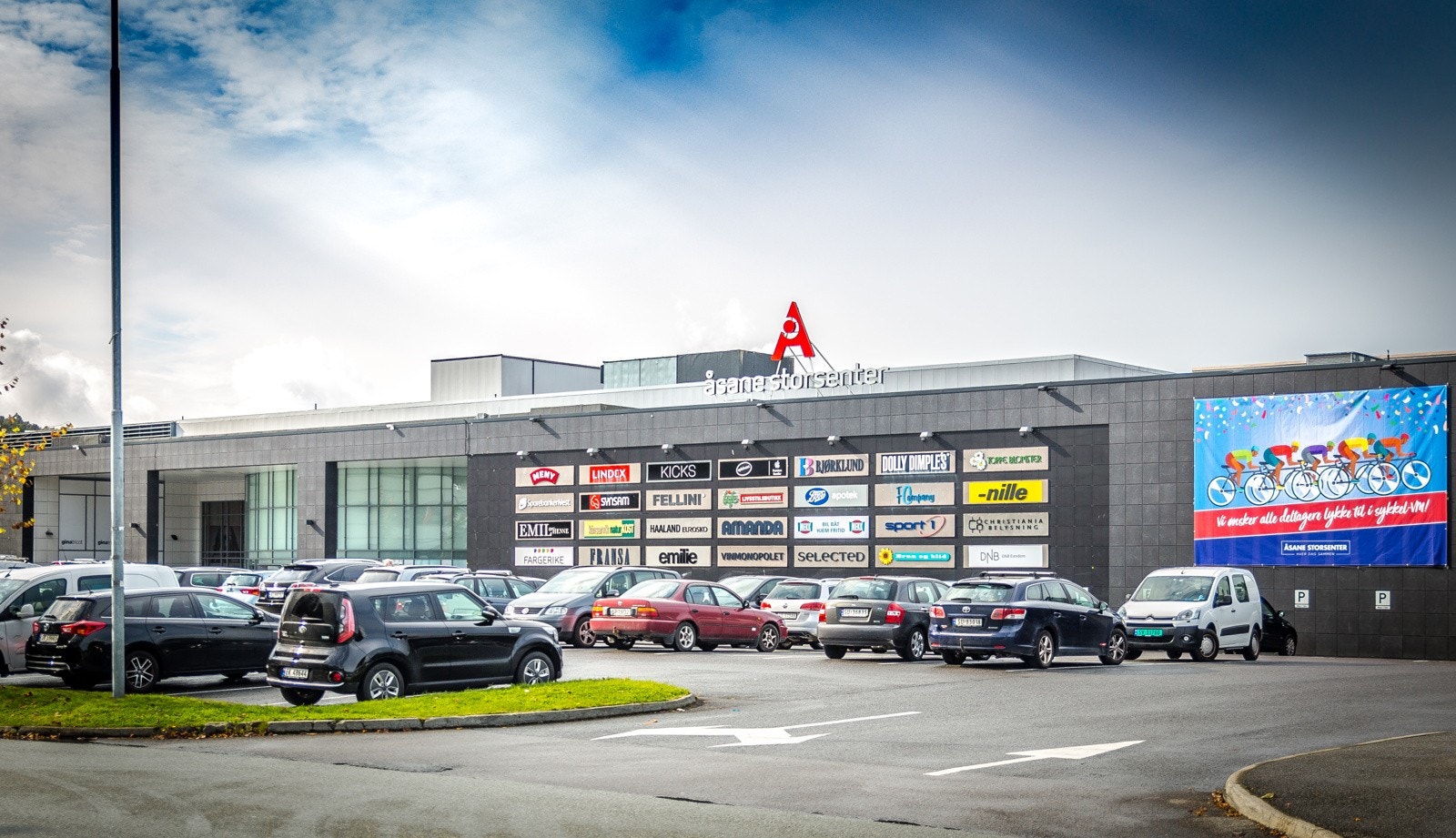 Like bortenfor ligger Åsane Storsenter, som i tillegg til varehandel også tilbyr offentlige servicekontor som lege og tannlegetjenester Galleribilde