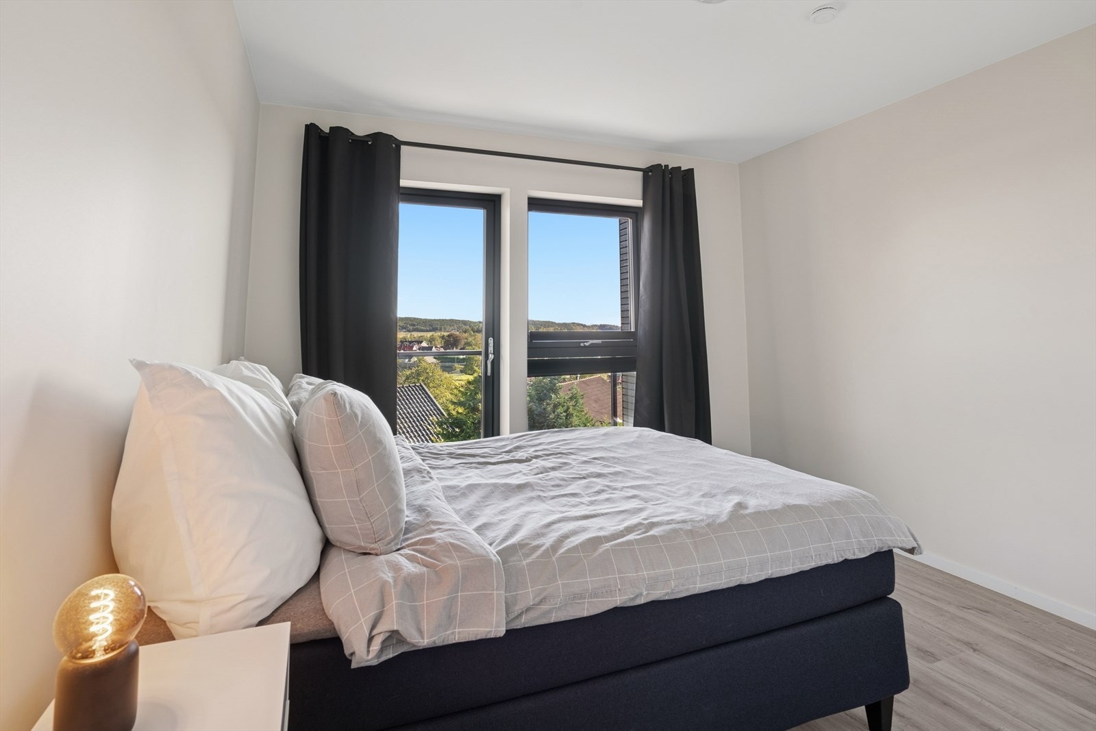 I 2.etasje er det tre soverom av god størrelse. Hovedsoverommet har et romslig garderobeskap Galleribilde