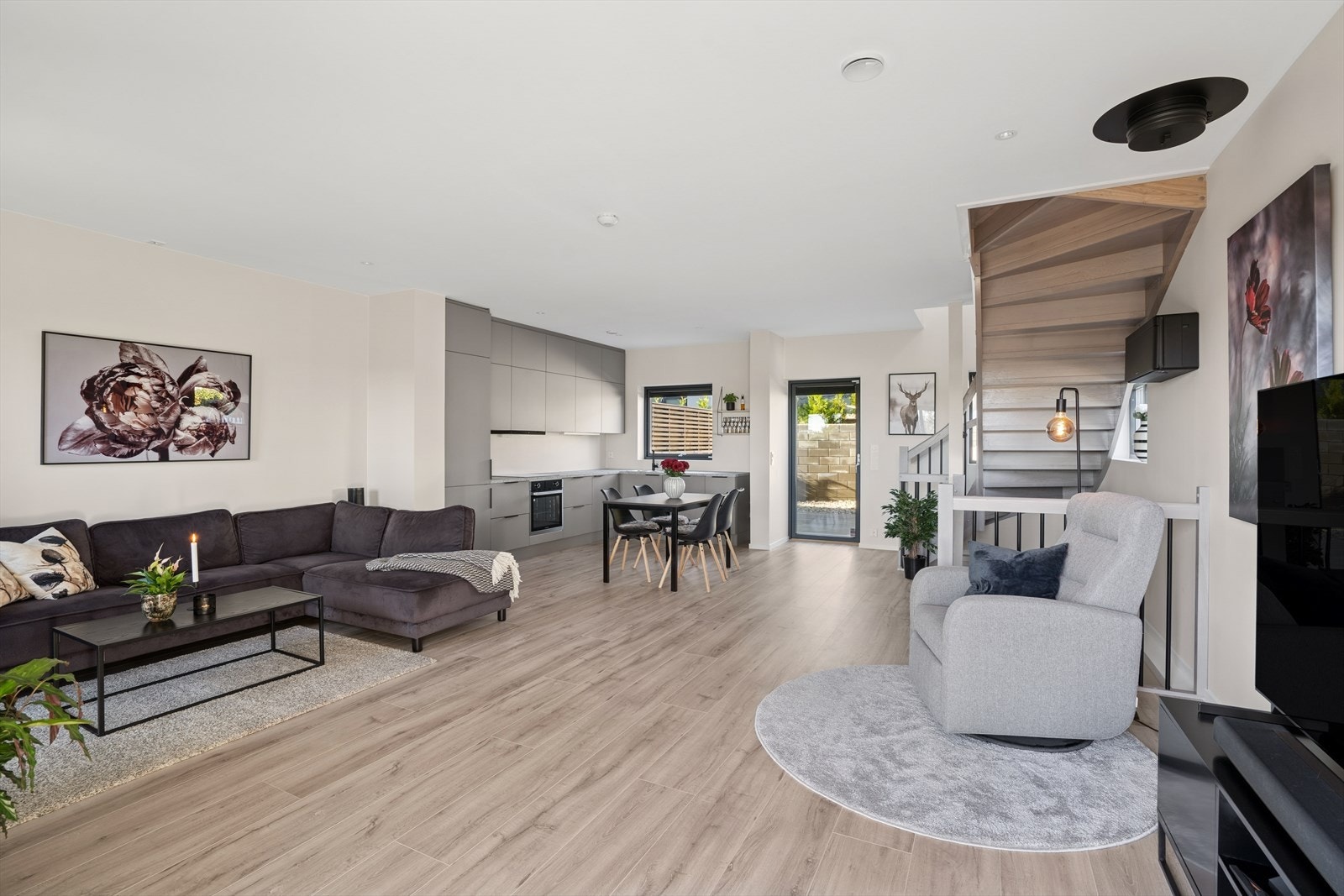 Åpen løsning mellom stuen og kjøkkenet gir et luftig utrykk Galleribilde