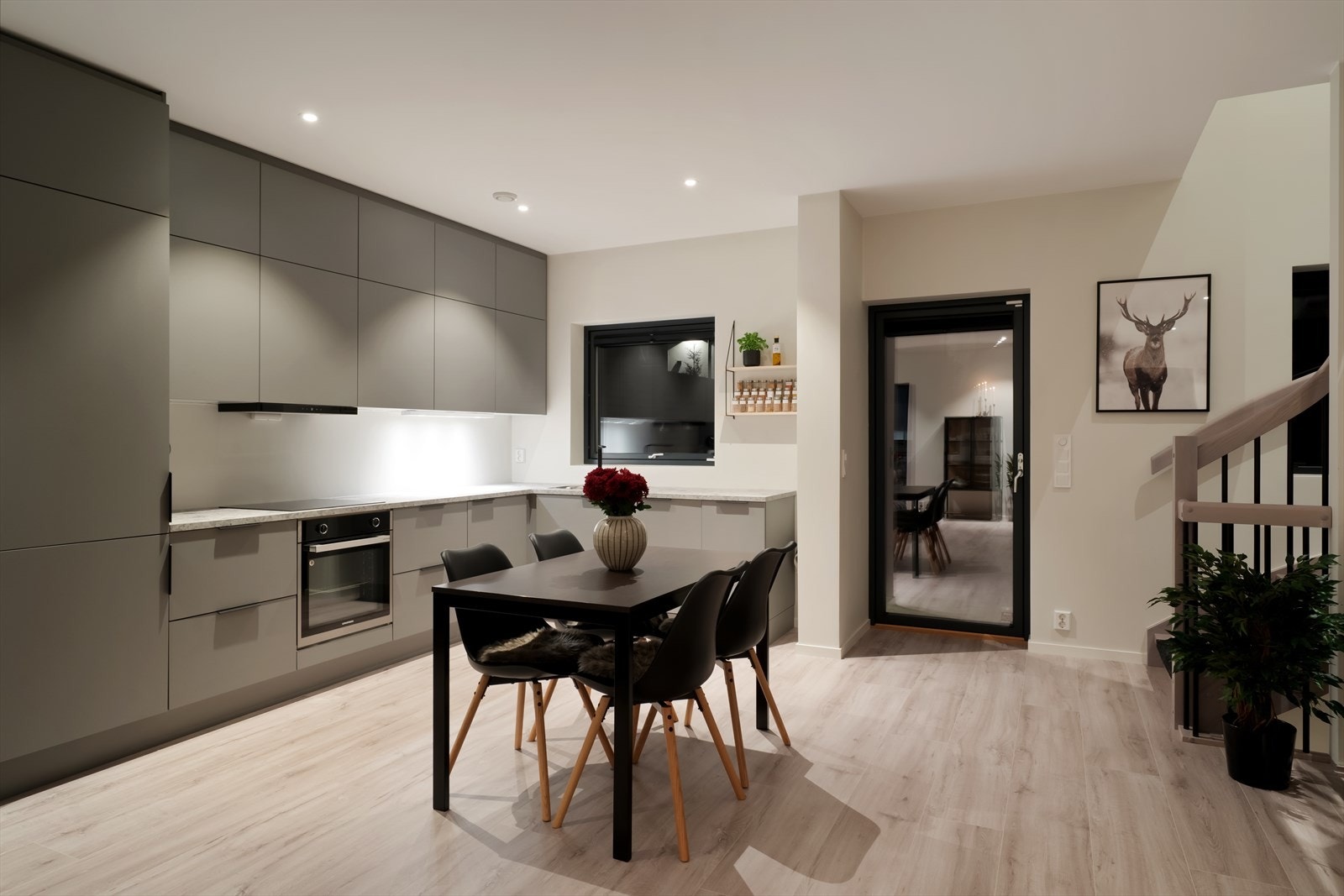 Kjøkkenet har moderne glatte fronter og laminat benkeplate Galleribilde