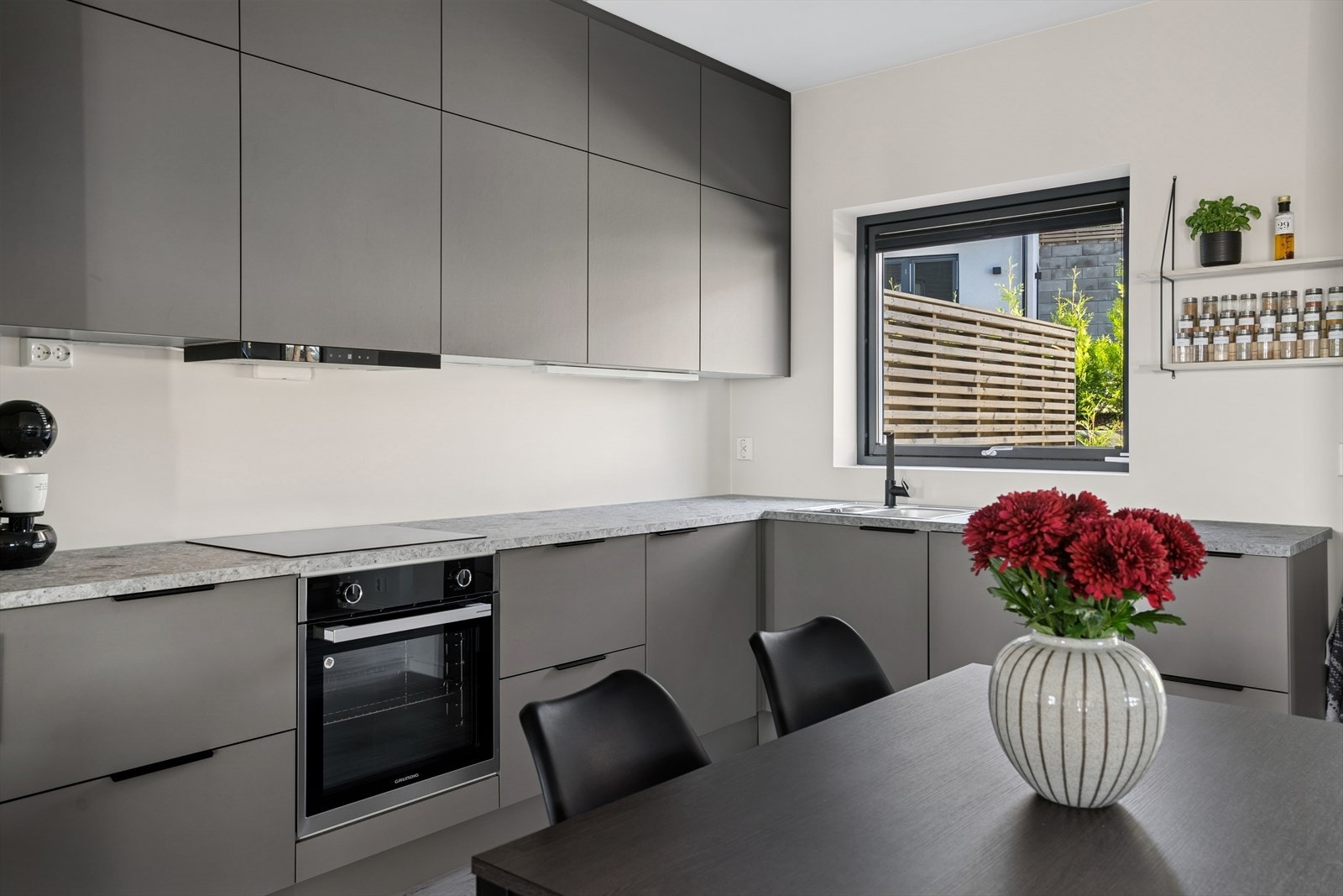 Det er integrerte hvitevarer som kjøl/fryseskap, oppvaskmaskin, induksjonstopp og stekeovn. Galleribilde