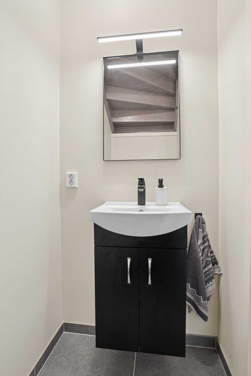 Eget toalettrom i underetasjen. I tillegg er det et praktisk vaskerom Galleribilde