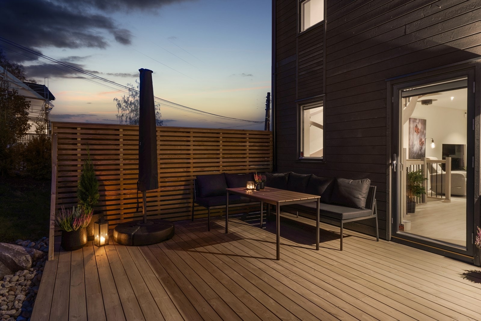 Stemningsfylt uteområde hvor venner og familie kan nyte lange sommerkvelder Galleribilde