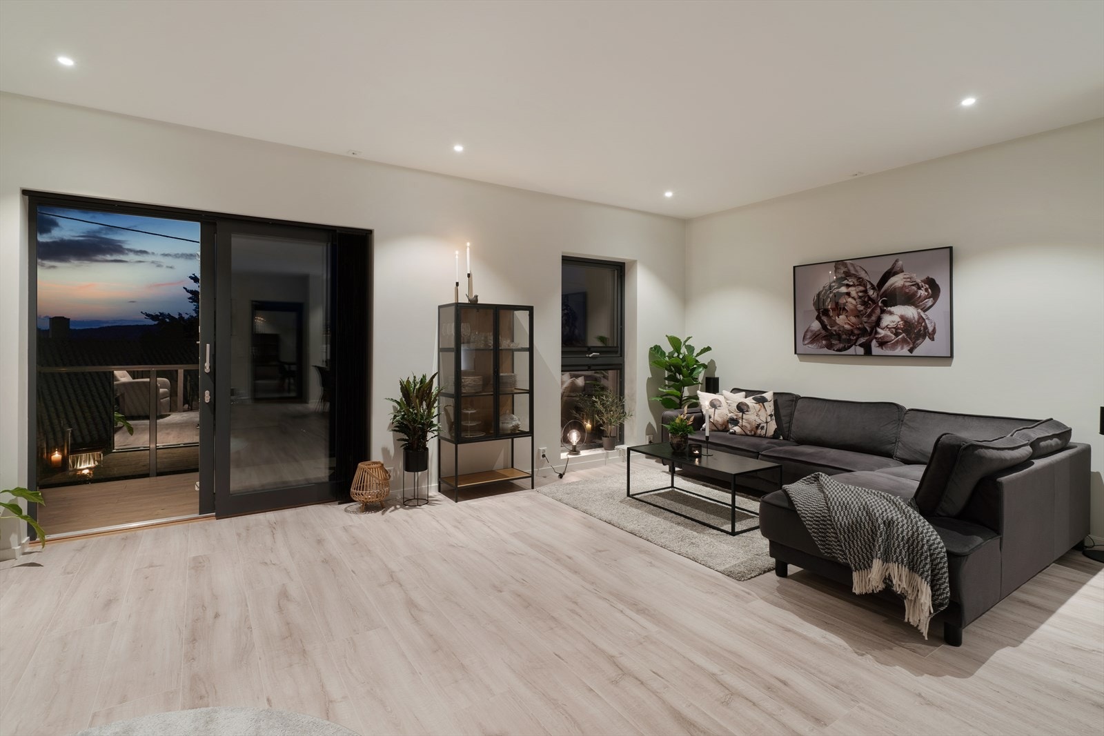 Boligen bærer preg av høy standard, moderne og delikate fargevalg. Her kan man flytte rett inn! Galleribilde