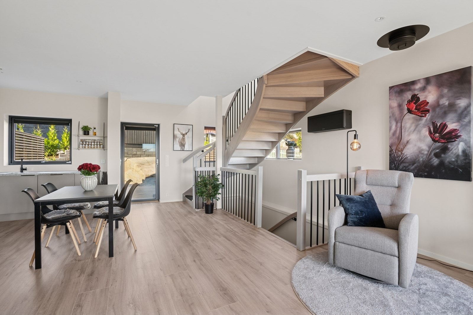 Varmepumpen fra 2024 gir et behagelig inneklima året rundt. Piperør ligger klart, men er ikke anboret med vedovn. Galleribilde