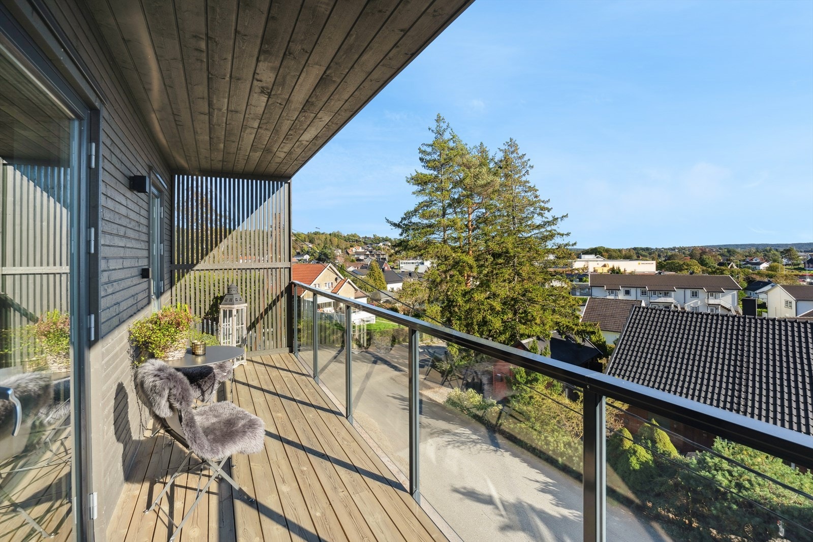 Balkong hvor morgenkaffen kan nytes i solveggen Galleribilde