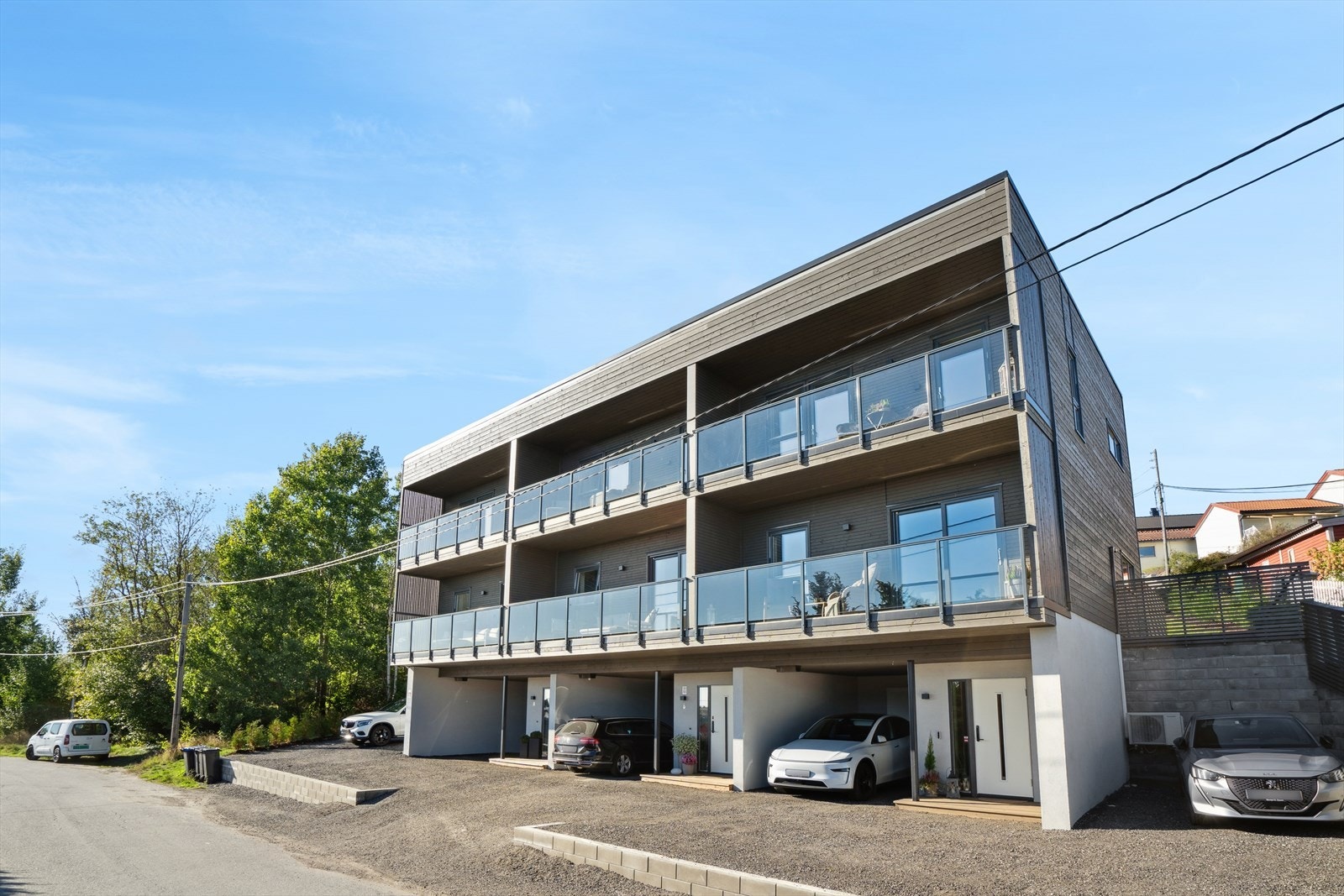 Det medfølger to parkeringsplasser for denne boligen Galleribilde