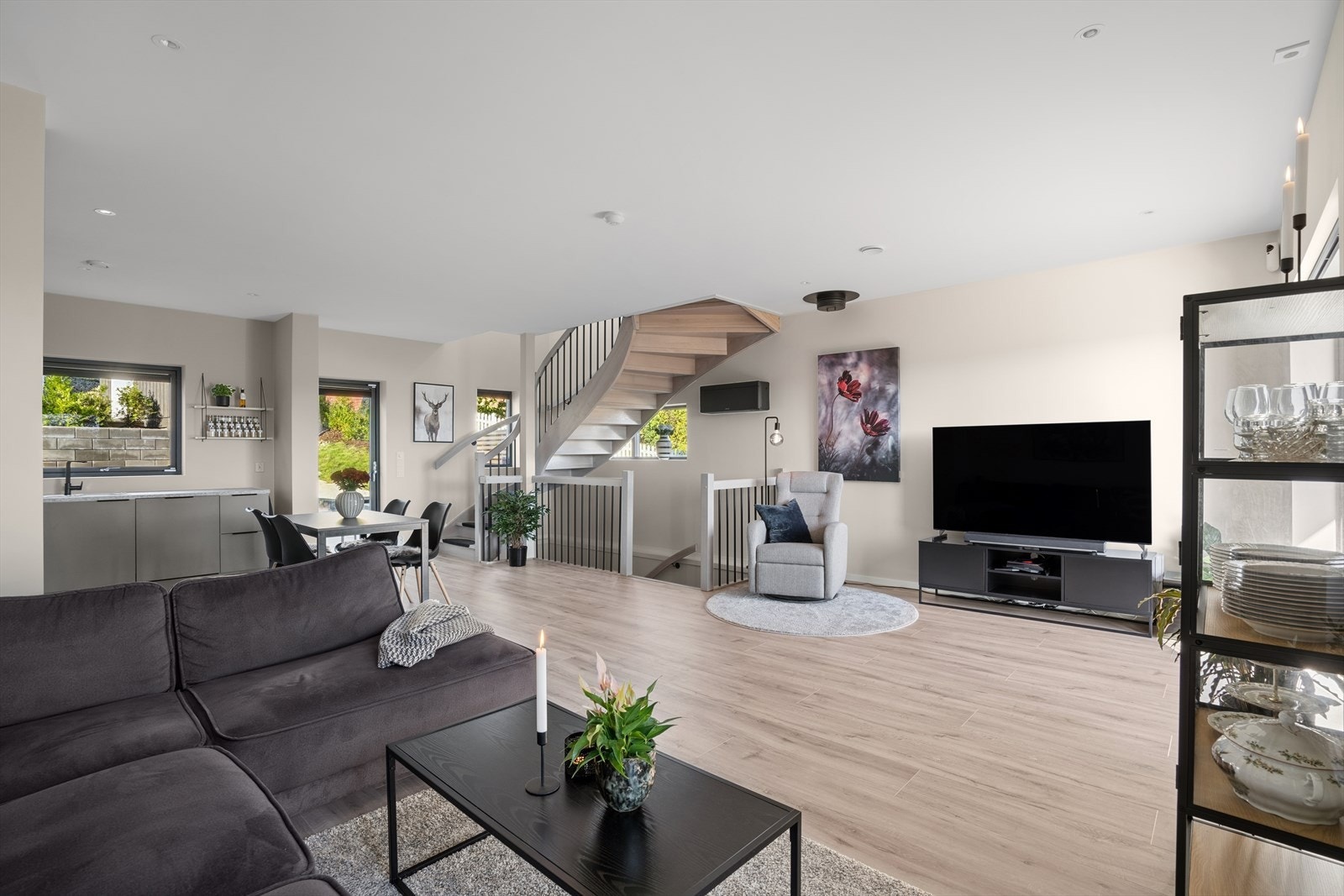 Boligens planløsning gir god plass til både sofakroken og spisebordet Galleribilde