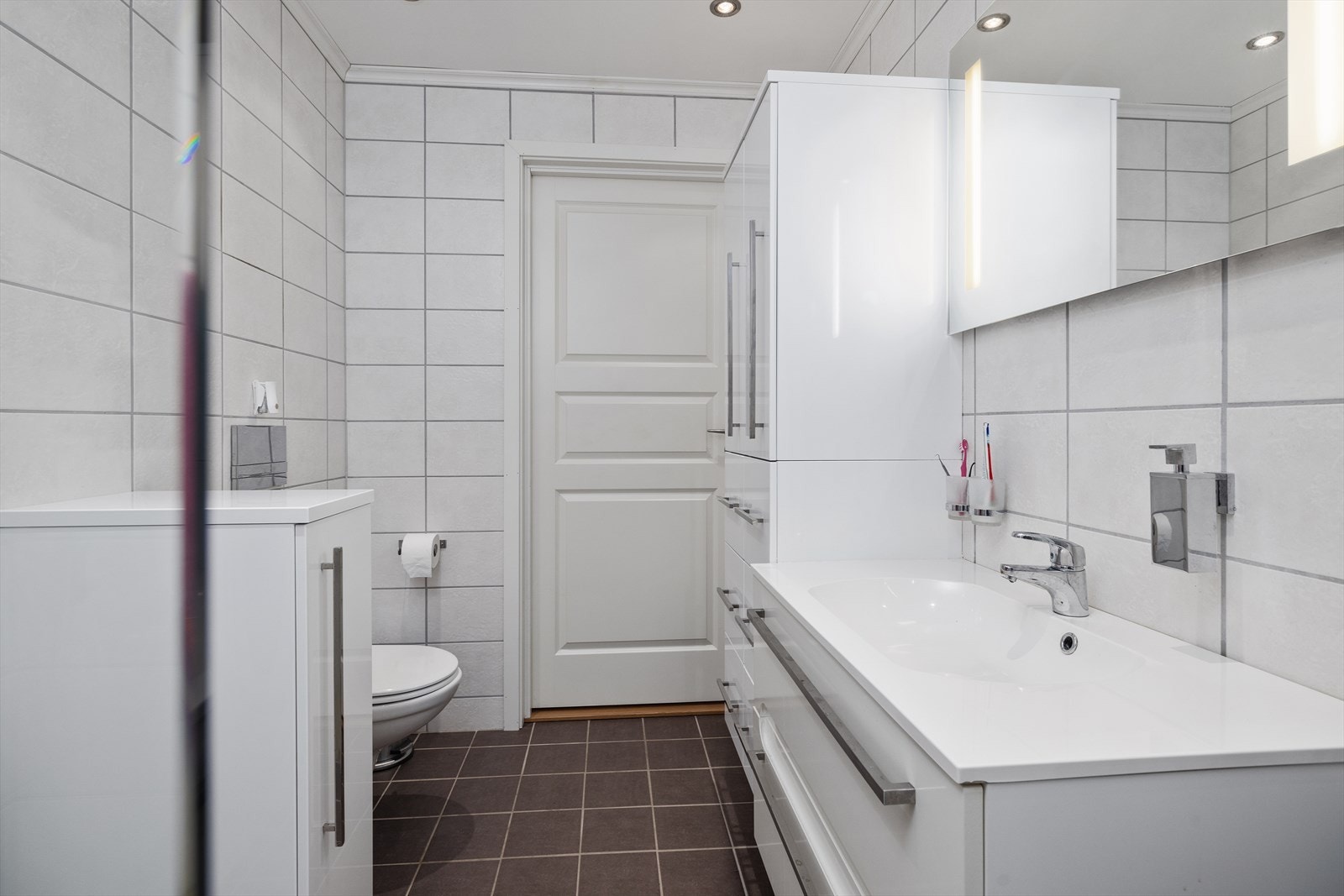 Det er fliser på gulv og vegger, samt varmekabler i gulv. Galleribilde