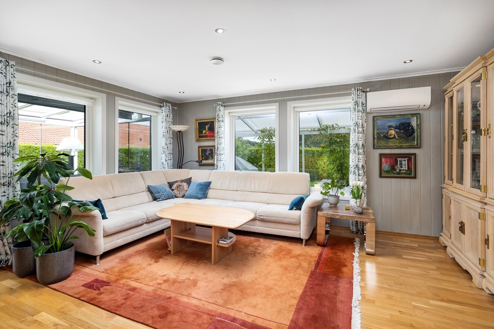 Det er god plass til en stor sofagruppe. Galleribilde