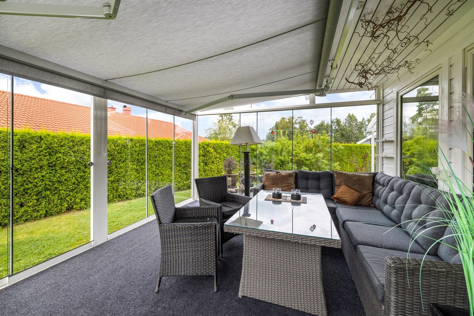 Med utgang fra stue har boligen en koselig vinterhage med plass til sittegruppe. Galleribilde