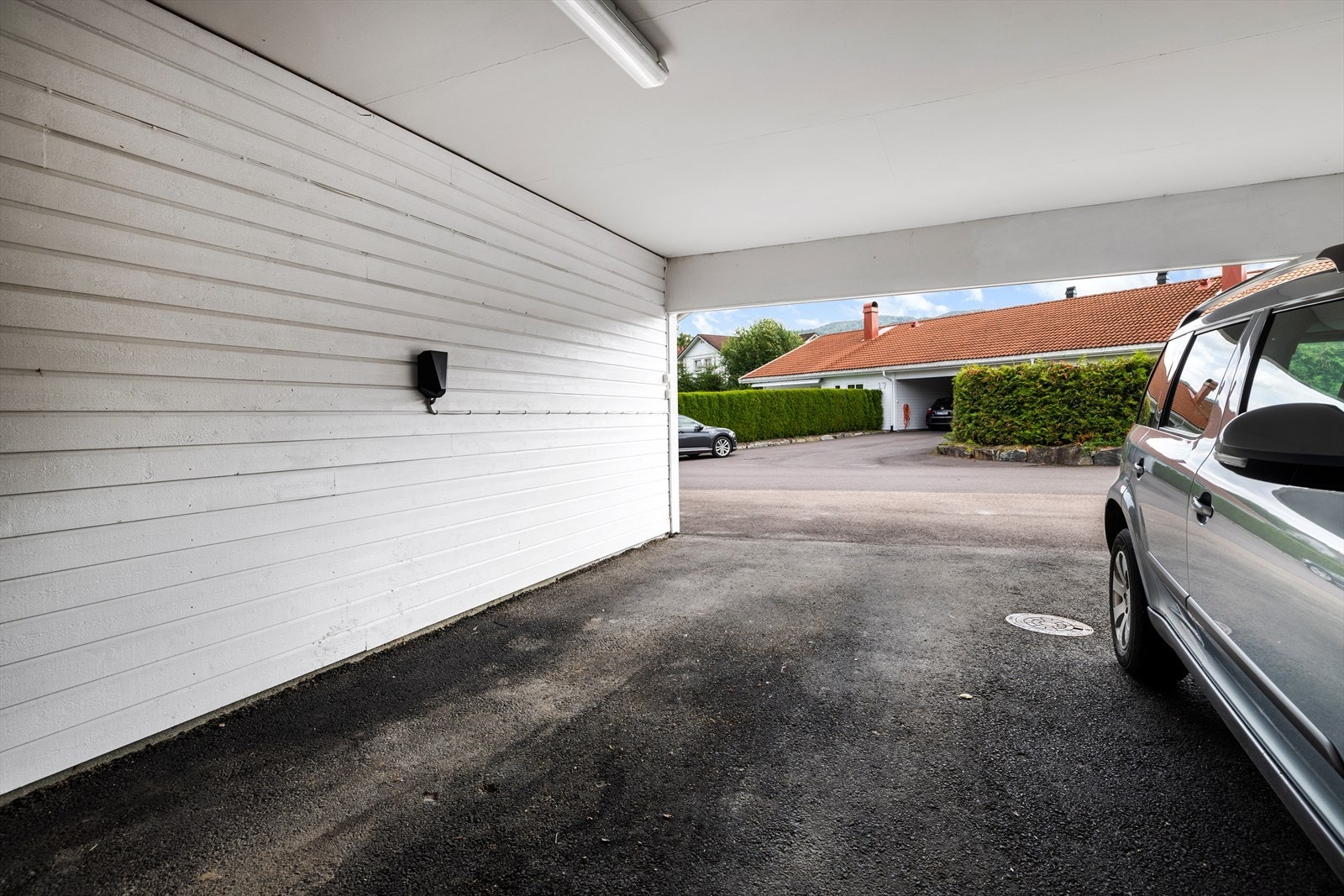 I carporten er det installert el-billader. Galleribilde