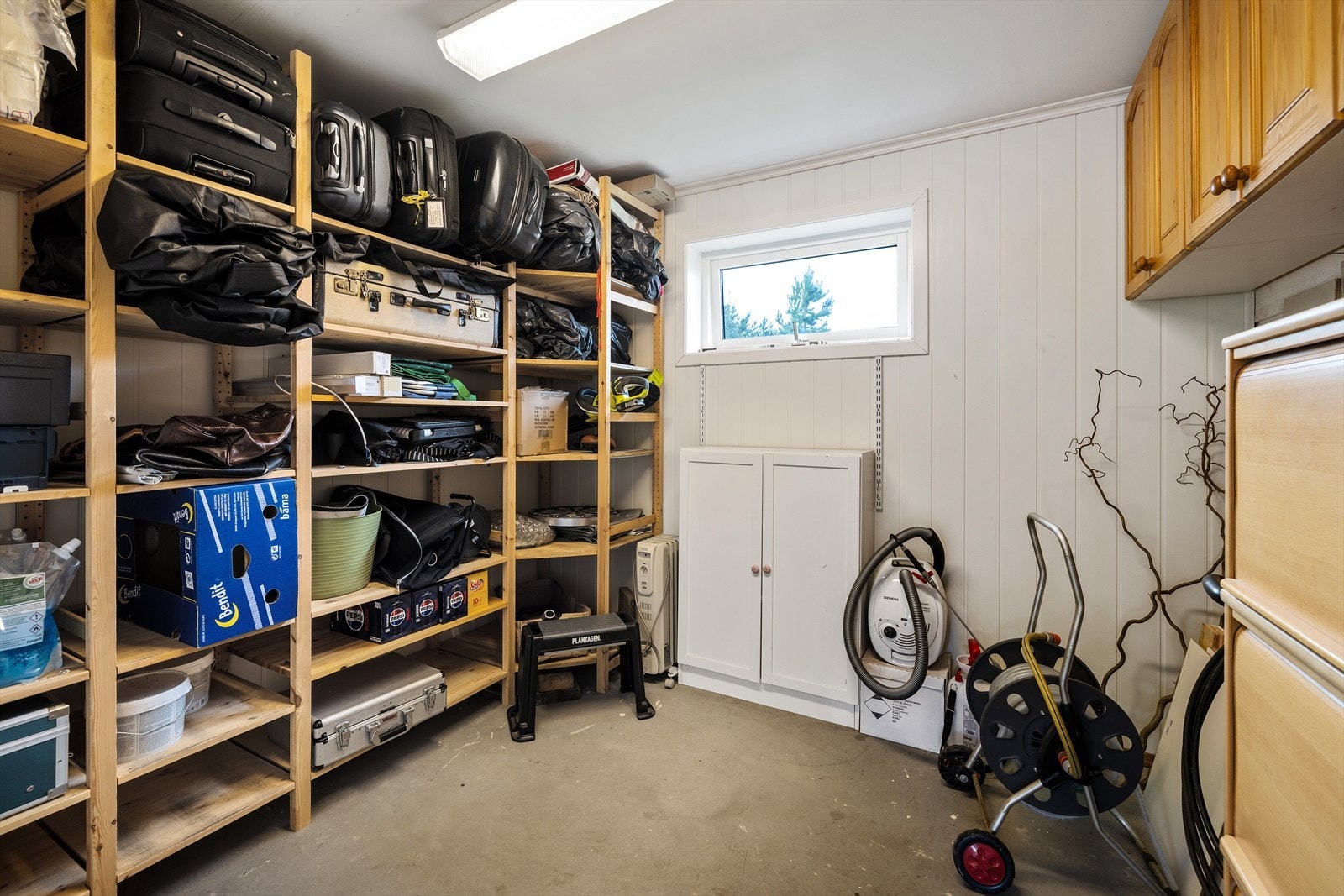 I bakkant av carport er det en praktisk bod med gode lagringsmuligheter. Galleribilde