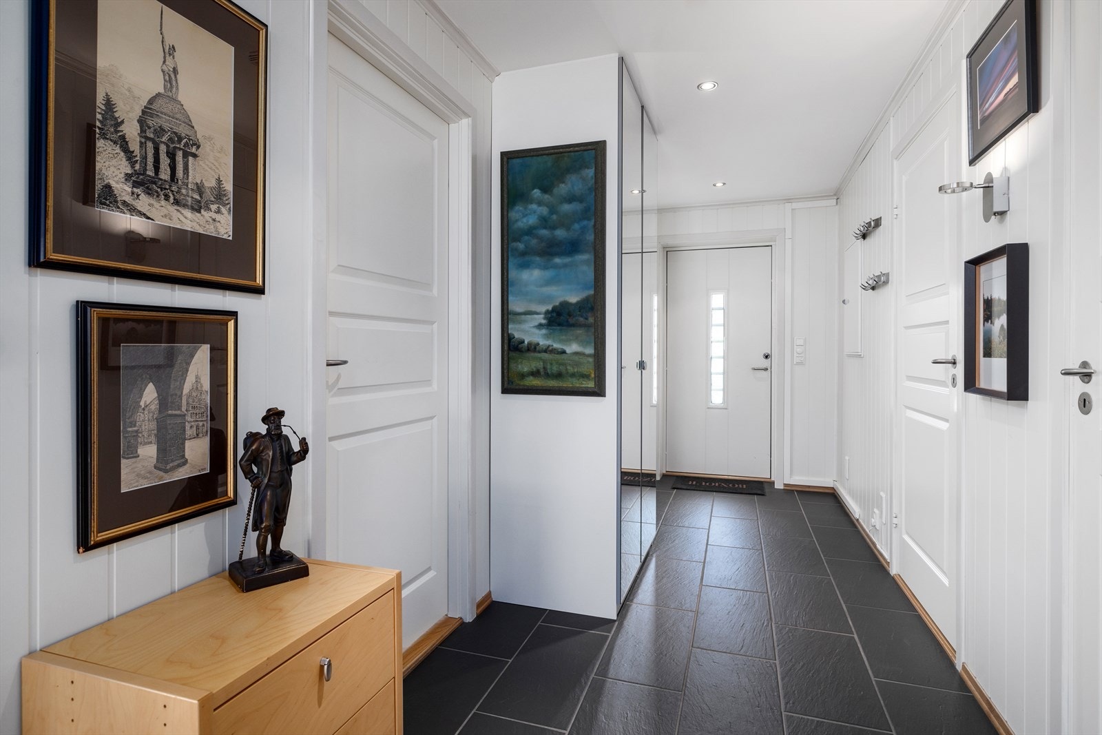 Flislagt entré med garderobeskap og god plass til å henge fra seg yttertøy. Galleribilde