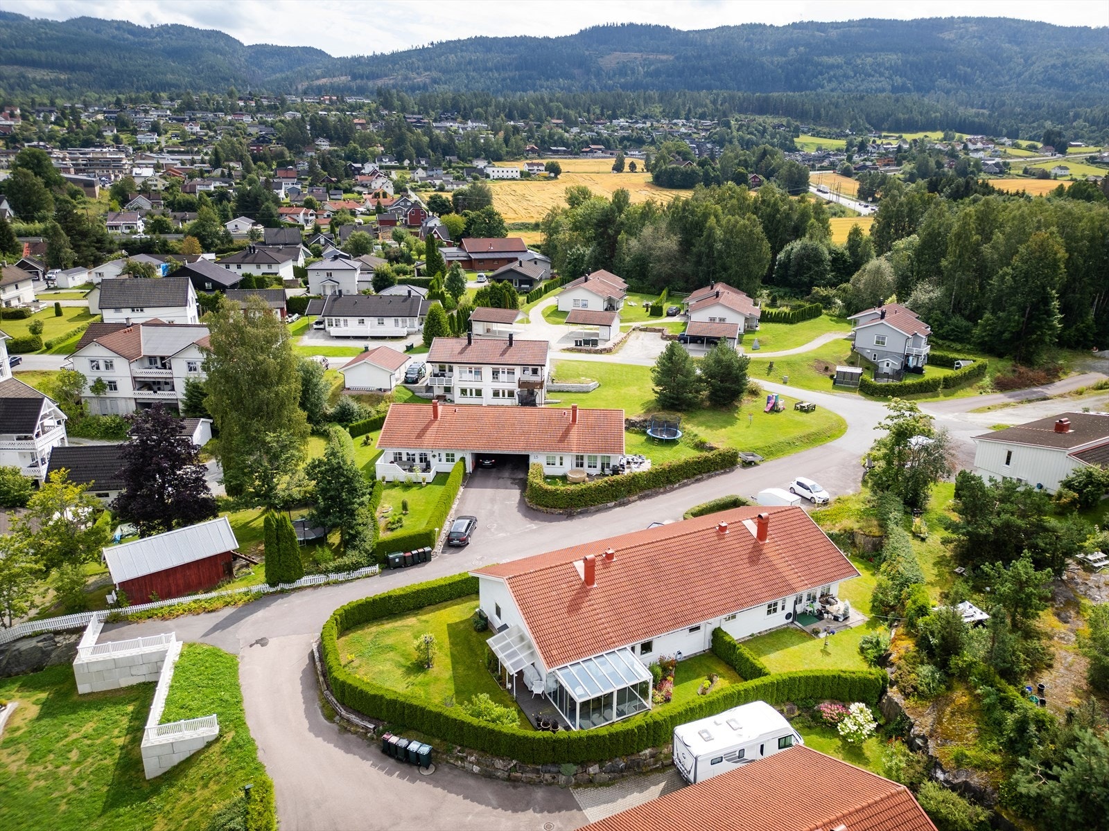 En trivelig og velholdt tomannsbolig med pent opparbeidet uteområdet og gode solforhold. Galleribilde