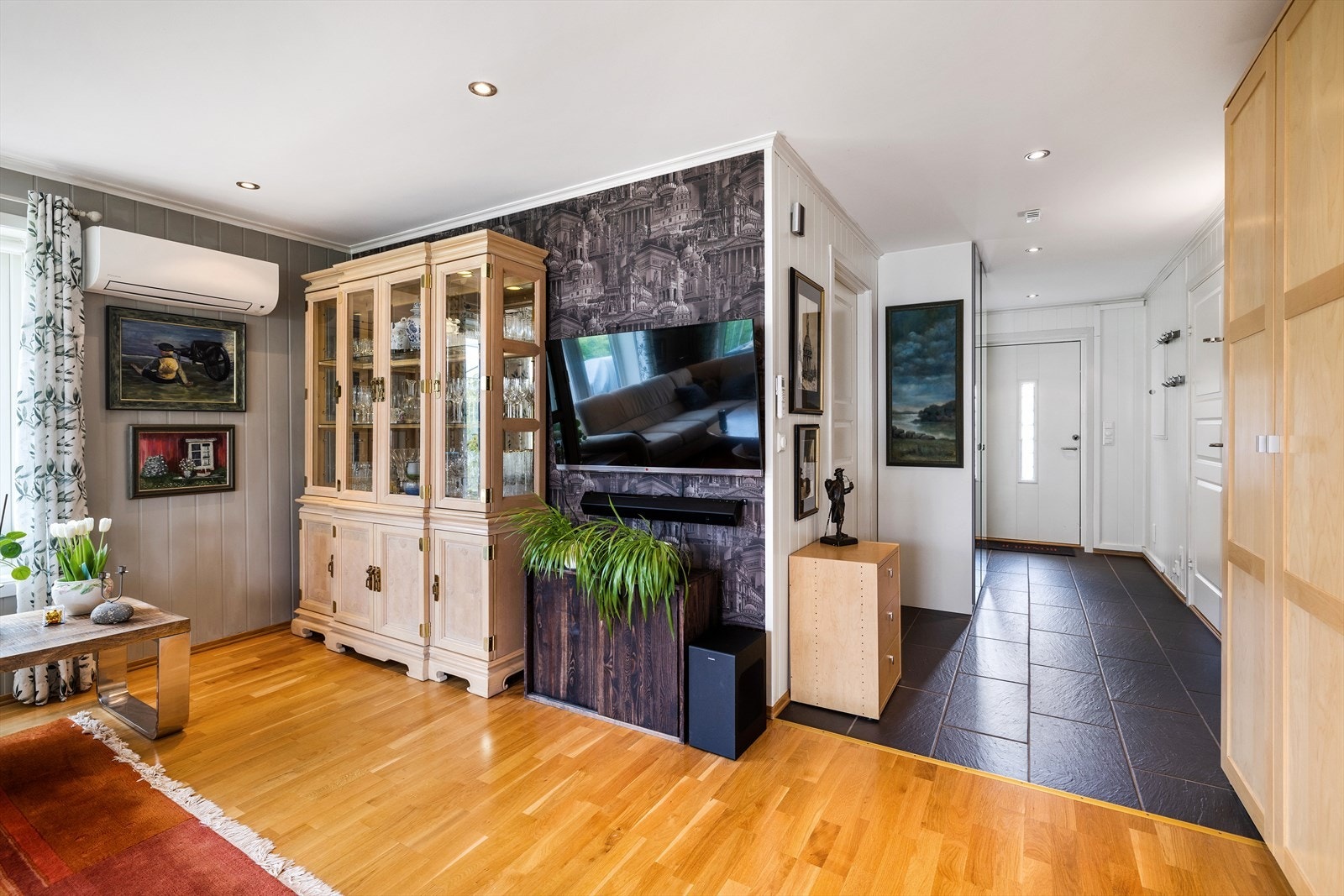 I stuen er det installert en varmepumpe og boligen har balansert ventilasjon. Galleribilde