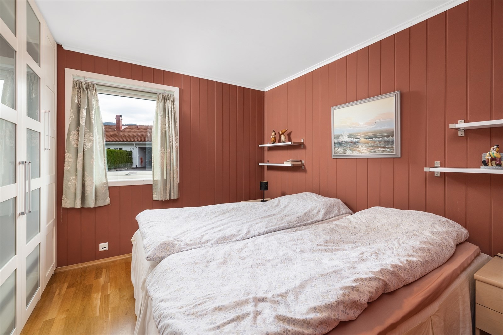 Hovedsoverommet har god plass til dobbeltseng og godt med oppbevaring i garderobeskap. Galleribilde