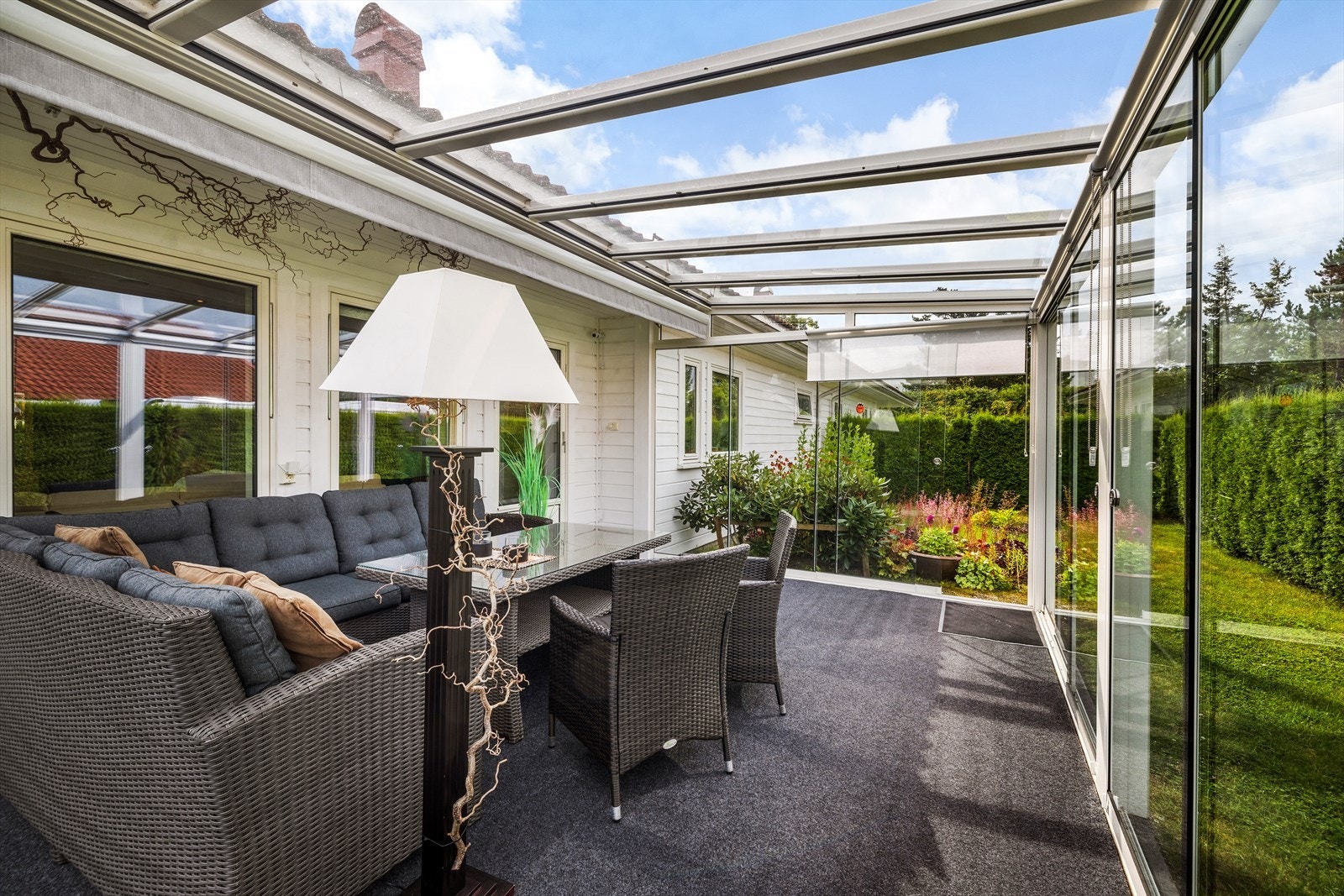 I vinterhagen er det montert en terrassemarkise som solskjerming. Galleribilde