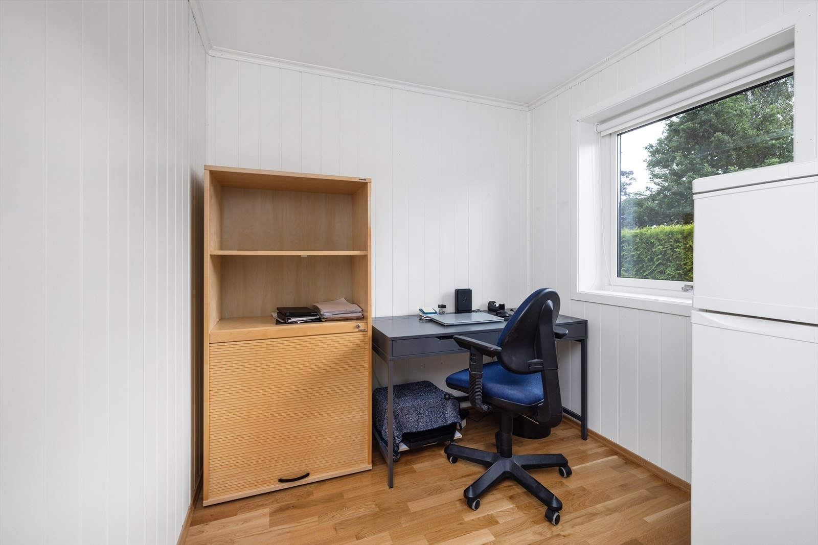 Soverom nr. 3 er malt i lyse farger og brukes i dag som kontor. Galleribilde