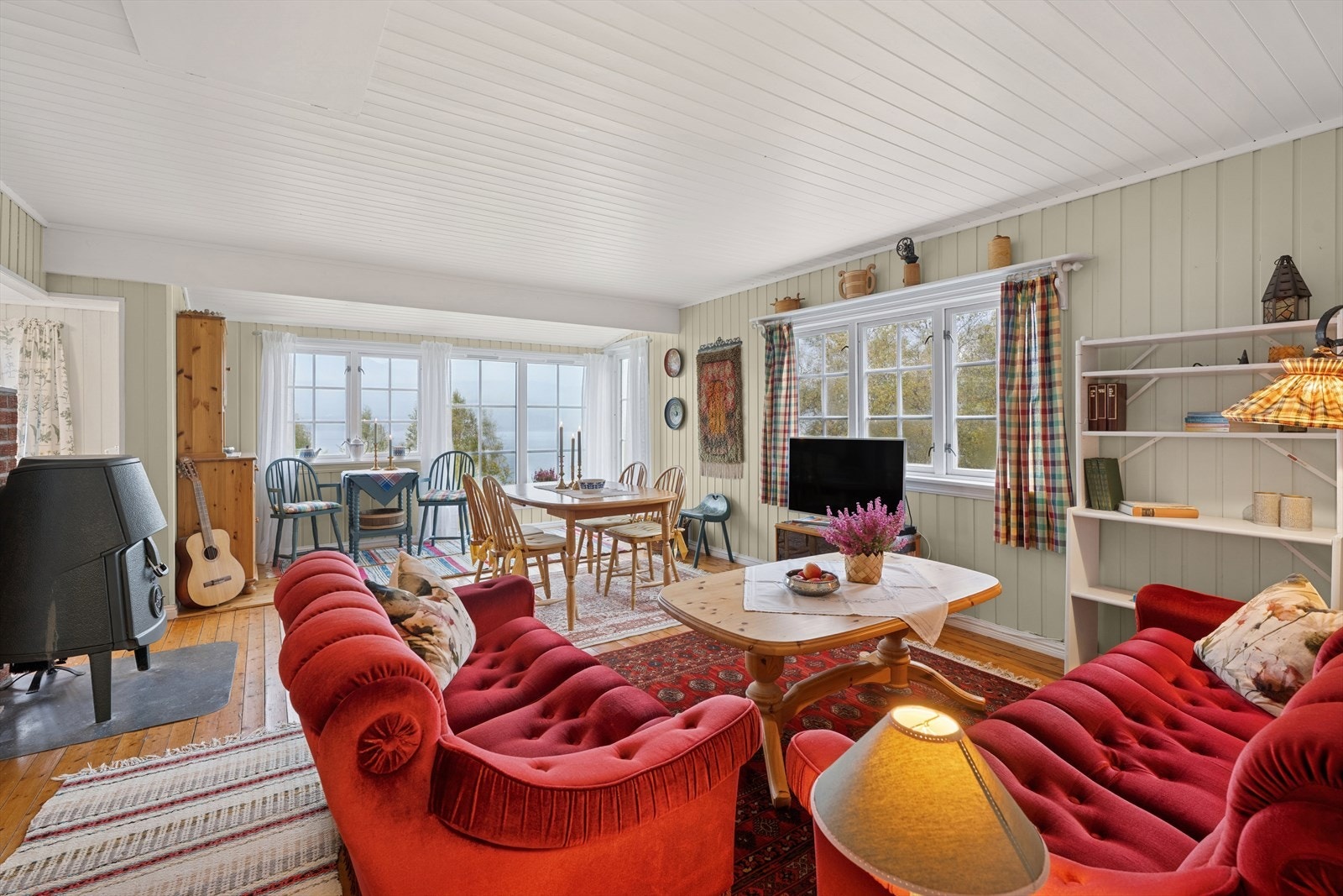 Vi beveger oss videre inn i en lys og koselig stue. Galleribilde