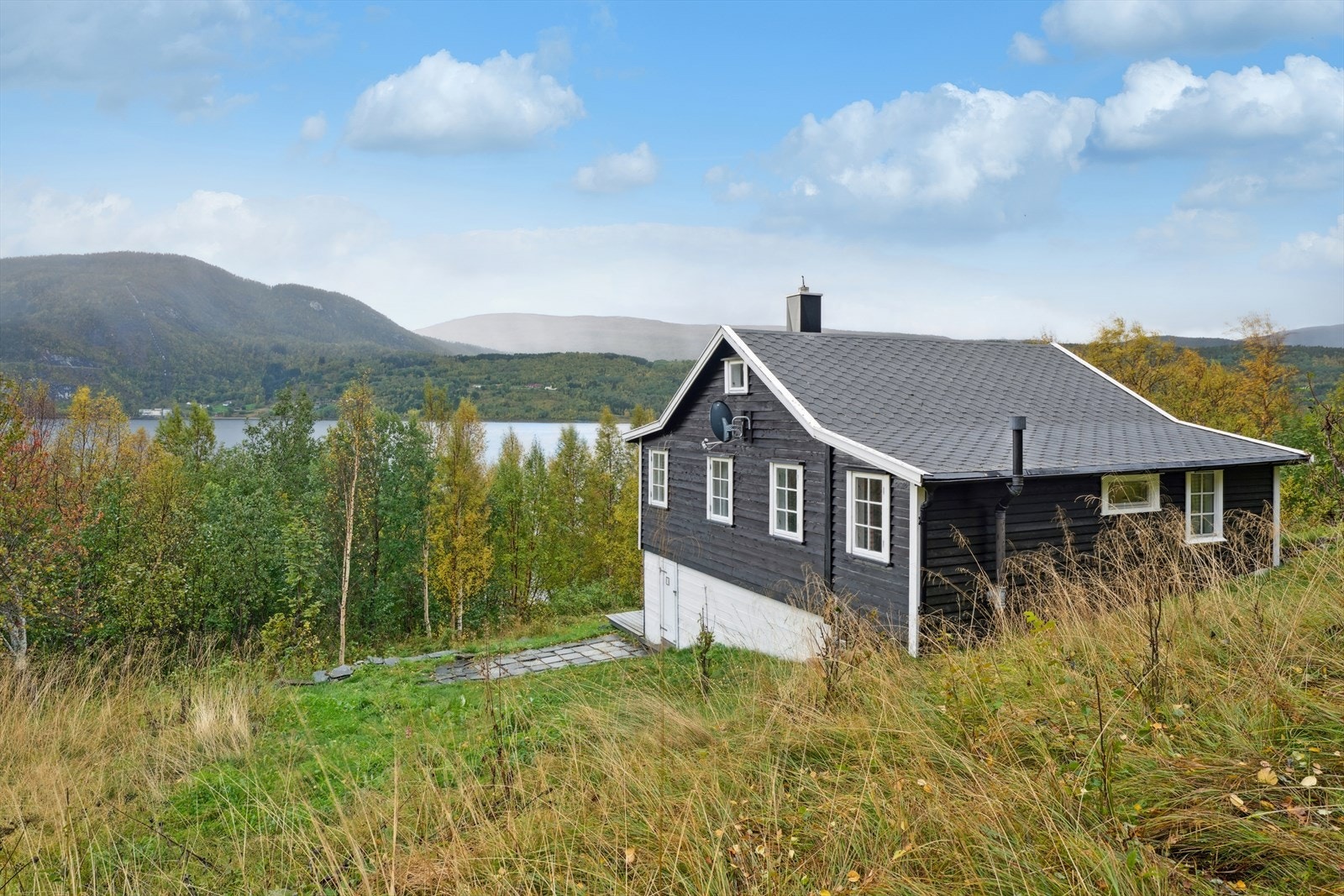 Flott fritidsbolig i naturskjønne og usjenerte omgivelser. Galleribilde