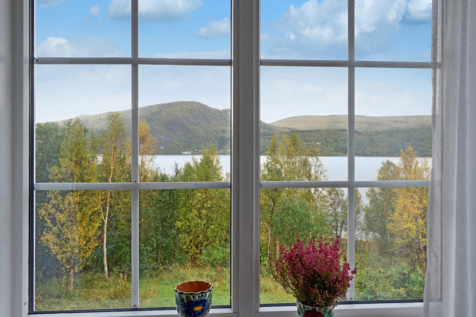 Her ser en Misværfjorden og vakkert omkringliggende naturlandskap. Galleribilde