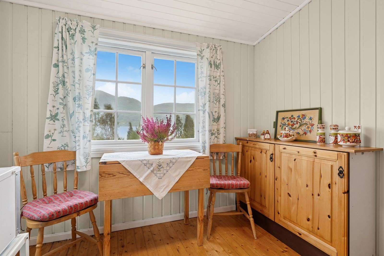 Det er også anledning for å ha et lite spisebord i rommet. Galleribilde