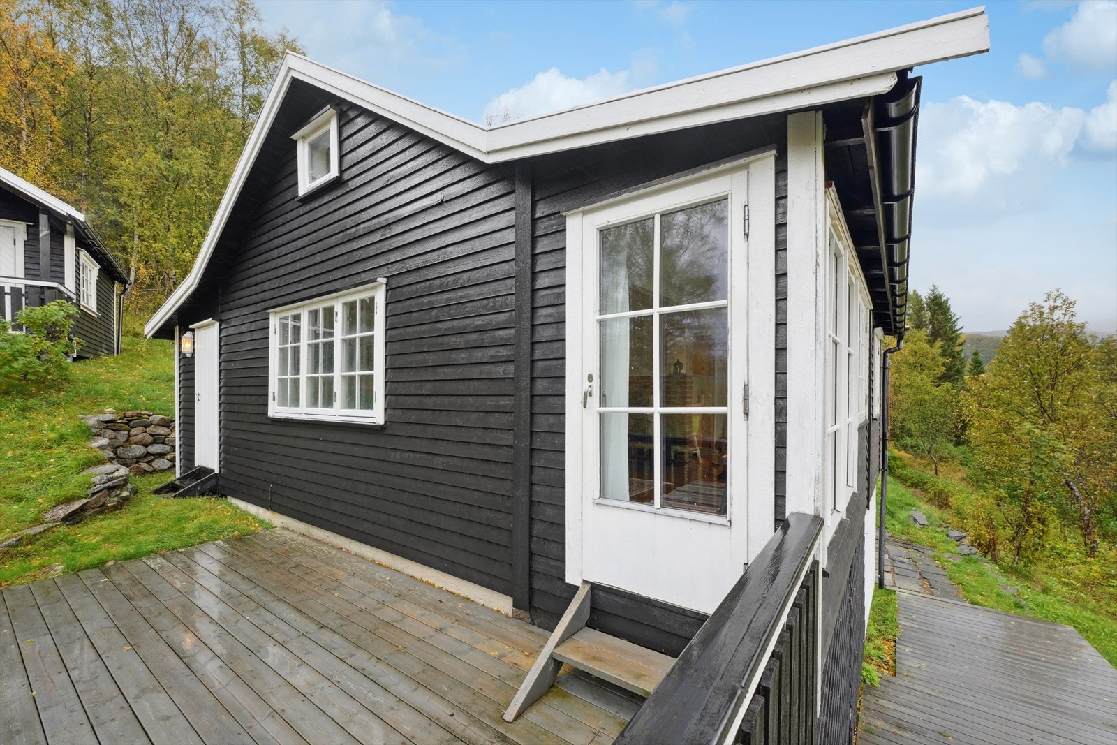 Fra stuen er det videre utgang til en stor terrasse. Galleribilde