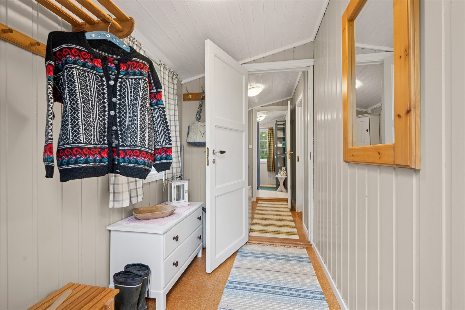 Lys og hyggelig entré med plass for enkle garderobe- og opphengsløsninger. Galleribilde