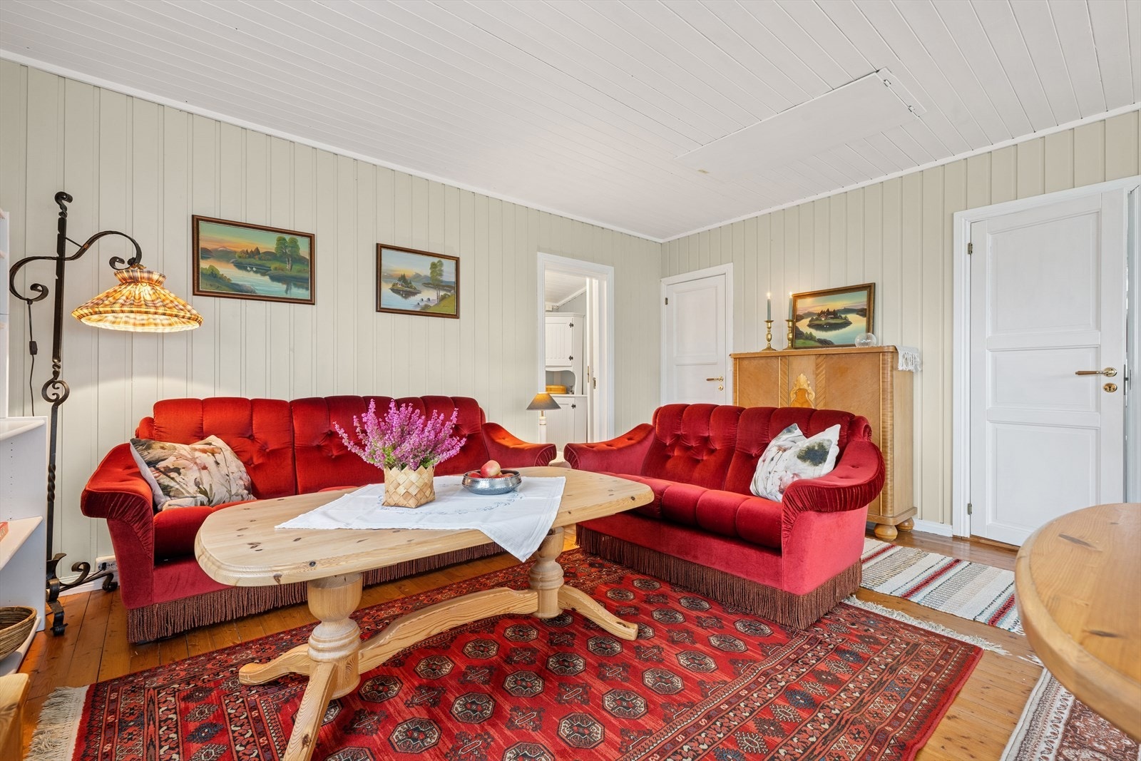 Sofakroken har sin naturlige plass i rommet. Galleribilde