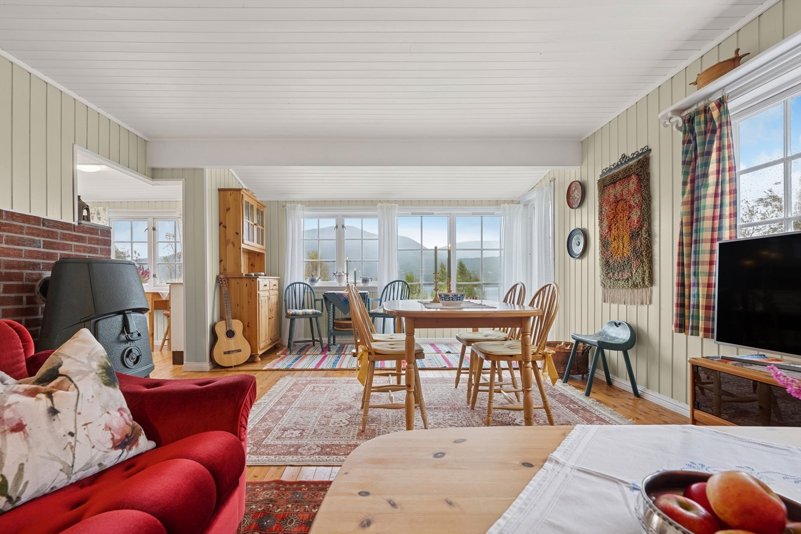 Gode vindusflater sørger for at rommet for godt med naturlig lys. Galleribilde