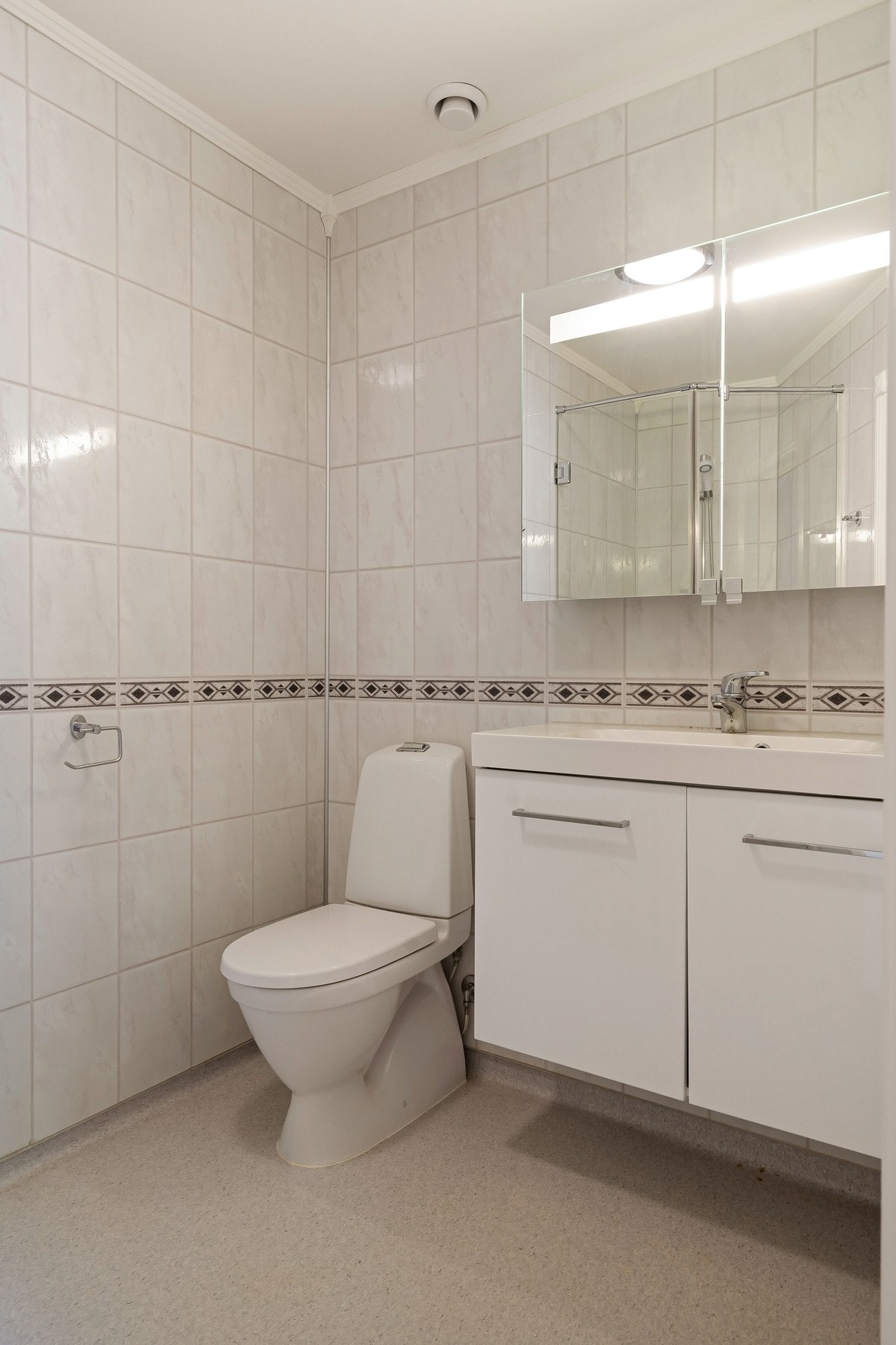 Badet er originalt fra byggeåret og har våtromsplater på vegg, belegg på gulv og varmekabler. Galleribilde