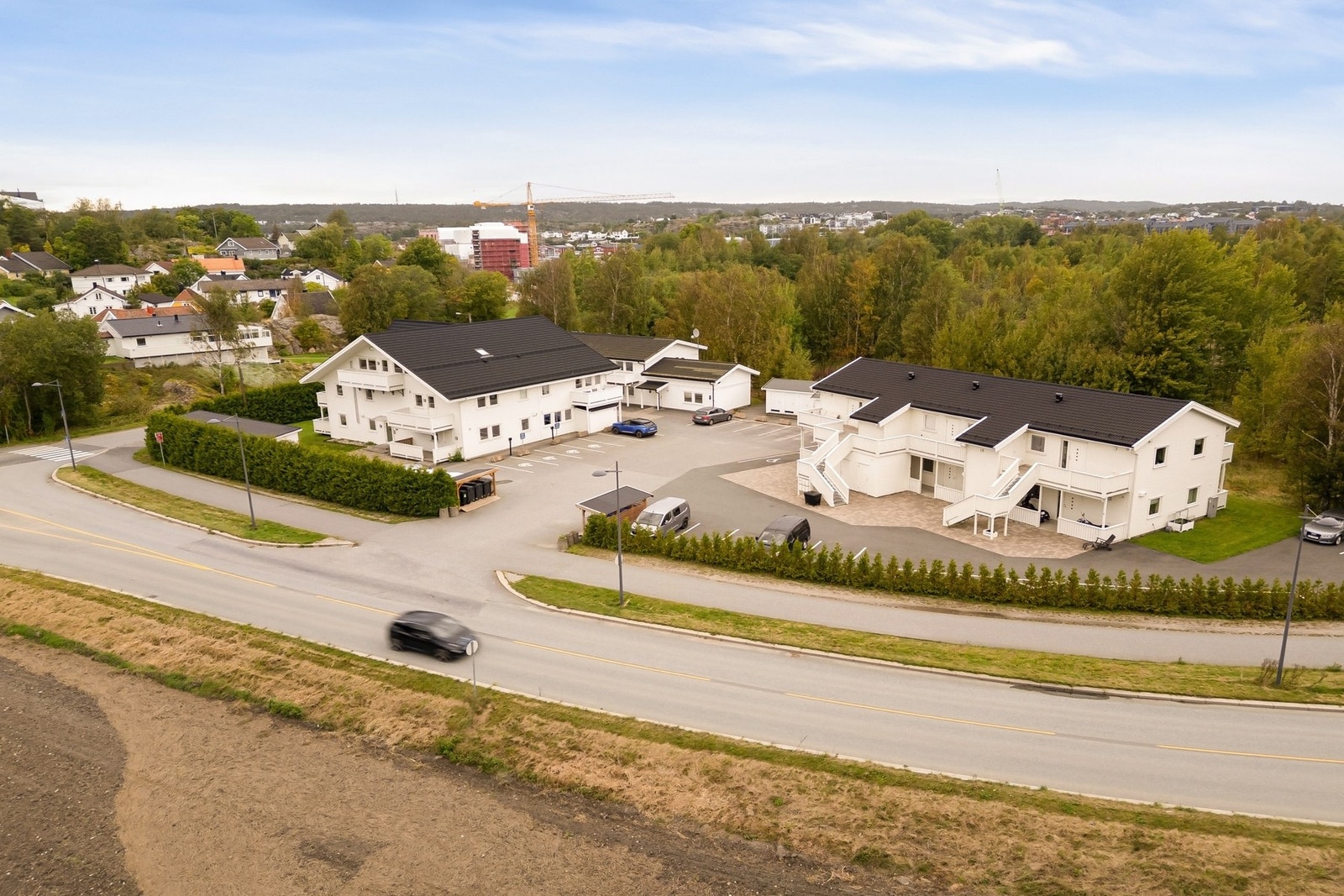 Sameiet har felles parkeringsplass hvor det beregnet 1 plass til hver leilighet. Noen plasser med el-bil lader til felles bruk. Galleribilde