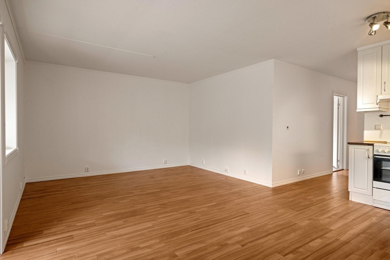 Stor og romslig åpen kjøkken -stue løsning. Galleribilde