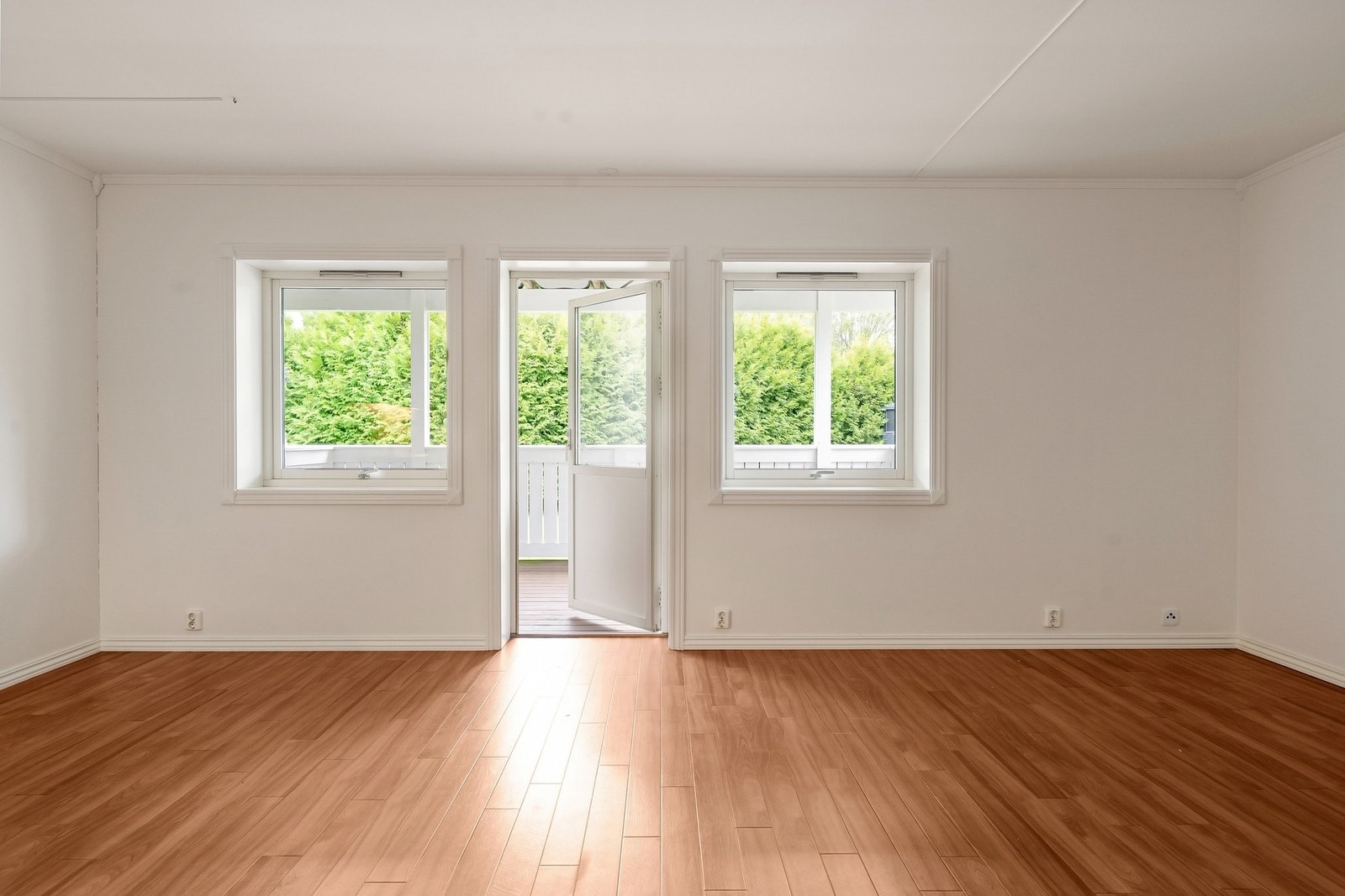 Leiligheten har en lys og innbydende stue med utgang til en koselig balkong på ca. 12 m² Galleribilde