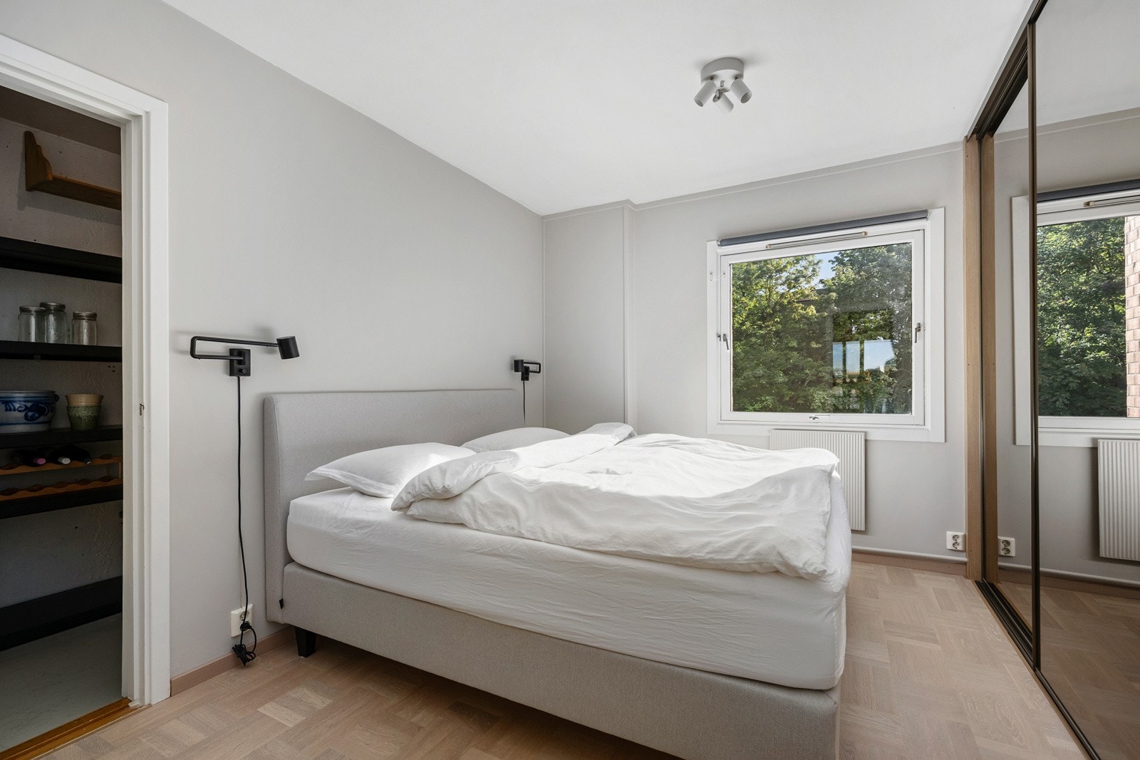 Soverom 1 med romslig skyvedørsgarderobe med god lagringsplass Galleribilde