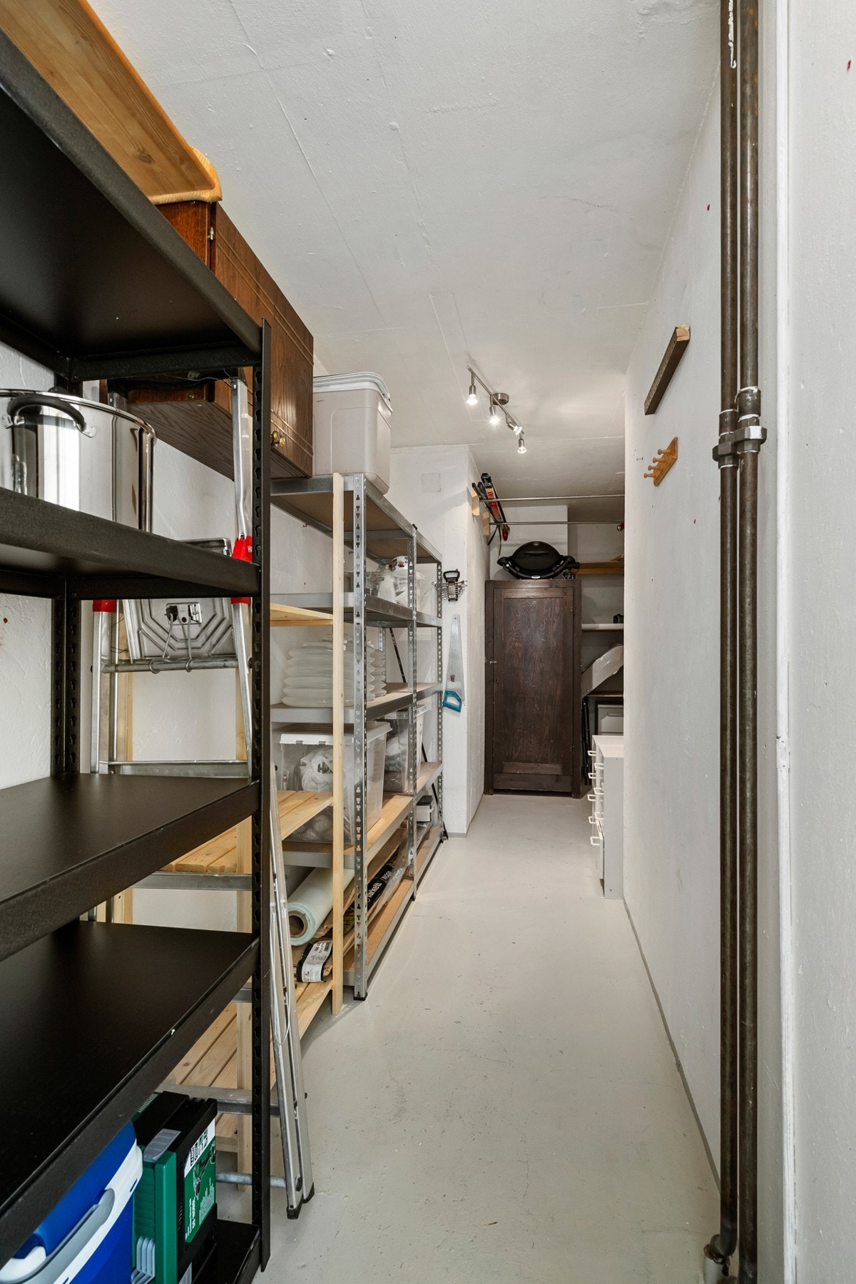 Stor bod med adkomst fra hovedsoverommet med rikelig oppbevaringsplass. Galleribilde