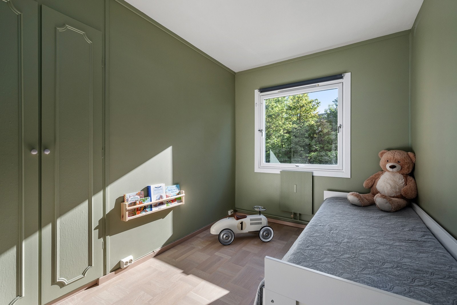 Soverom 2 av god størrelse, kan også brukes som kontor. Galleribilde