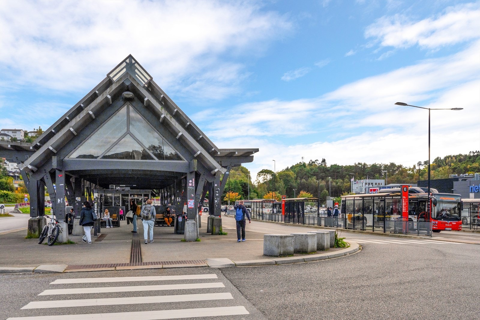 - Det er kun 3 minutters gange til Åsane Terminal hvor totalt 31 ulike linjer går - Galleribilde