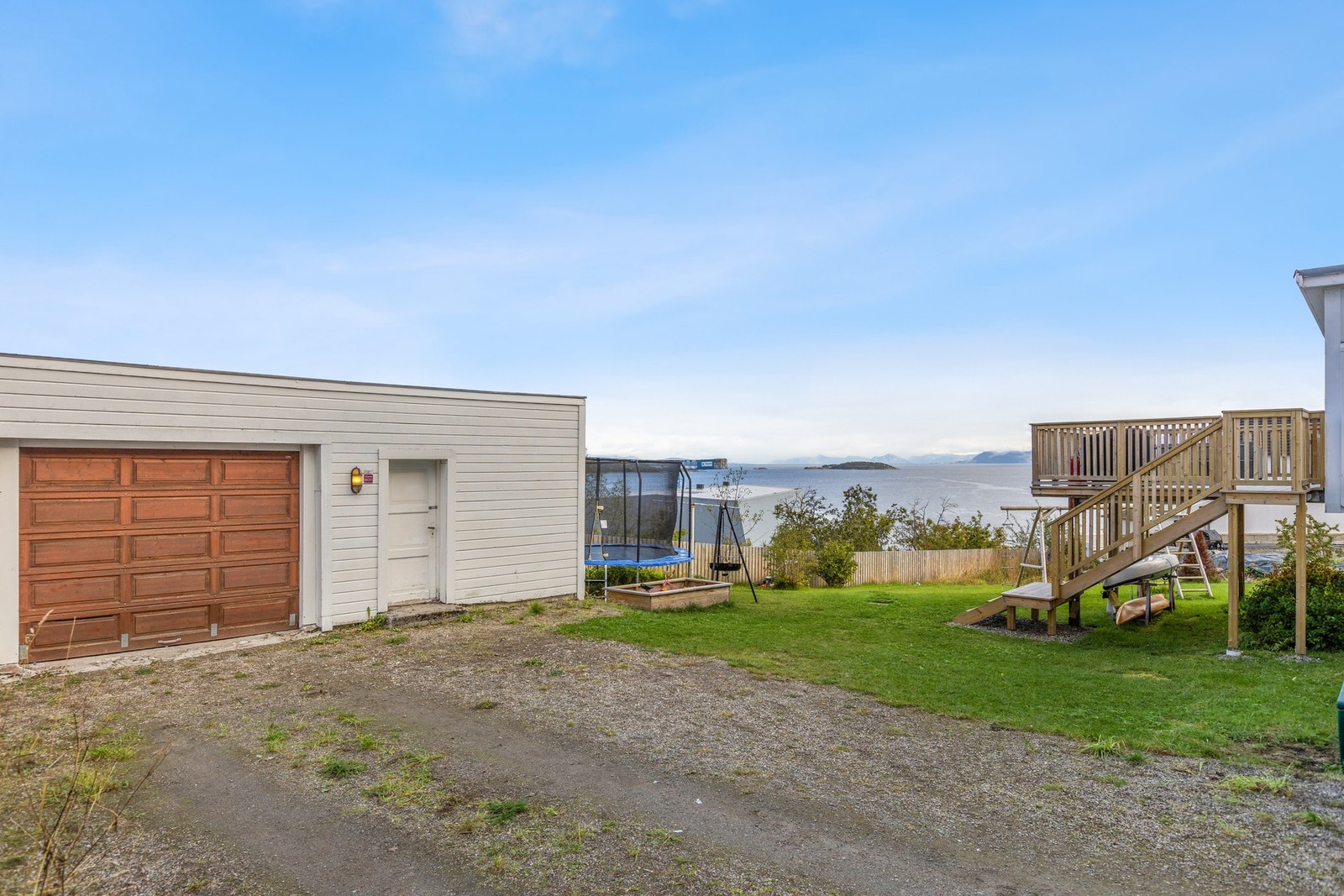 - Herlig å kunne slippe barna ut til et romslig uteområde på boligens bakside. Galleribilde