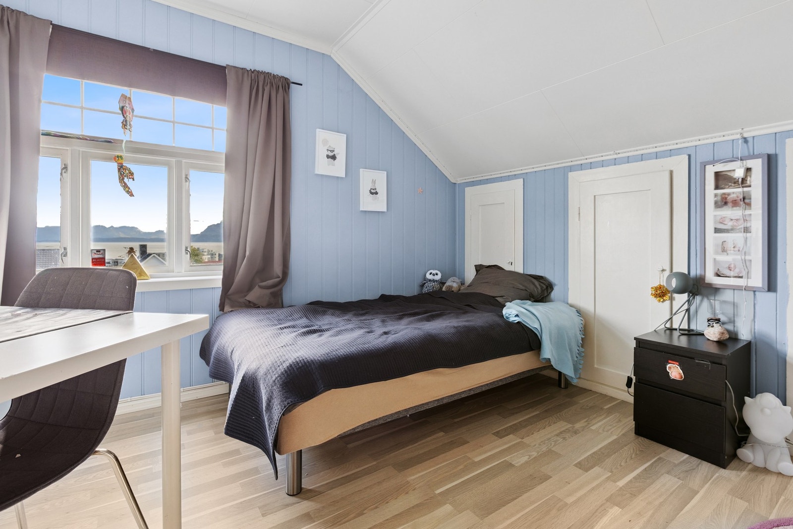 - Pent soverom med vakker havutsikt og dør inn til lagring i knevegger. Galleribilde