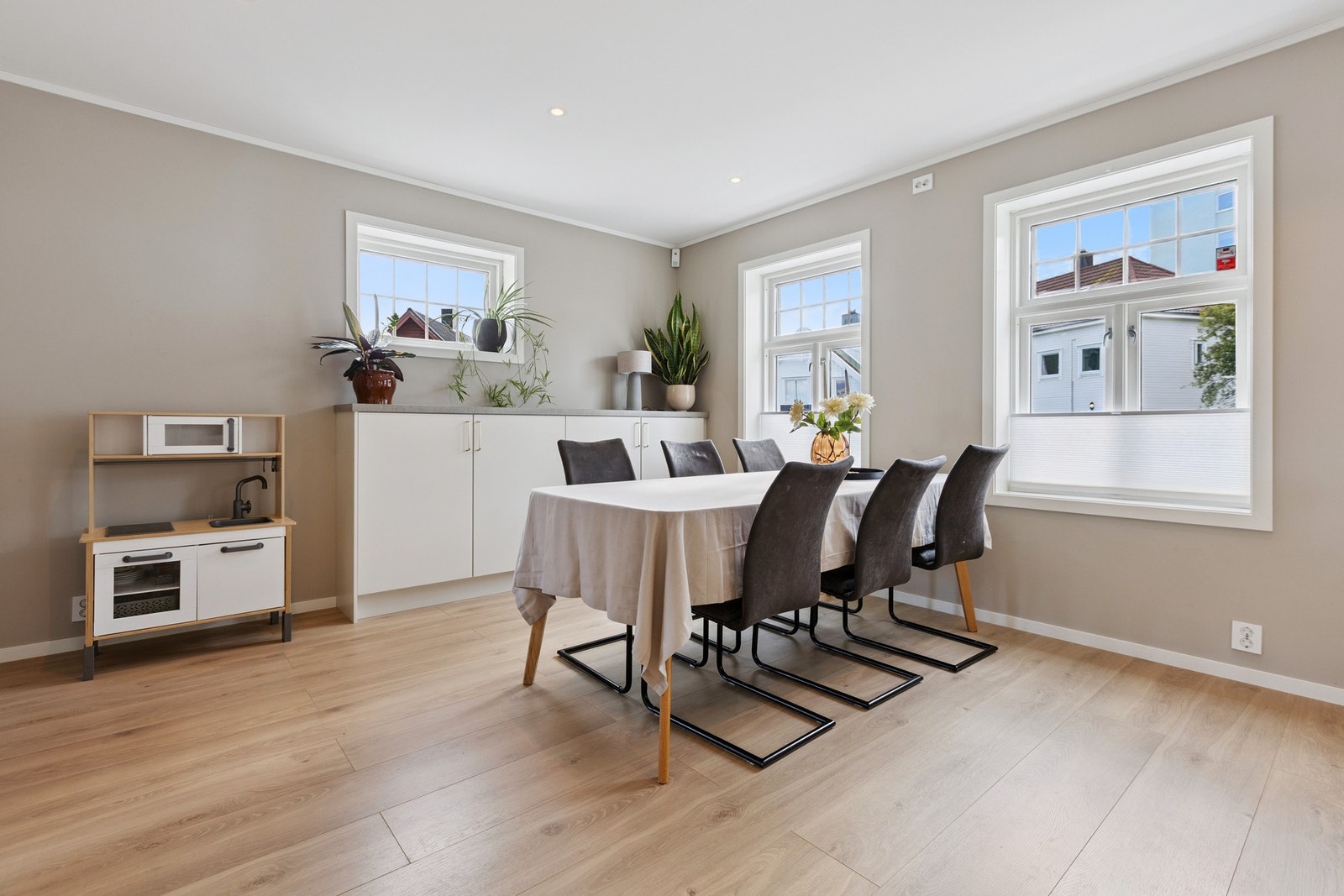 - Spisestue med god plass til familie og venner for trivelige lag. Galleribilde