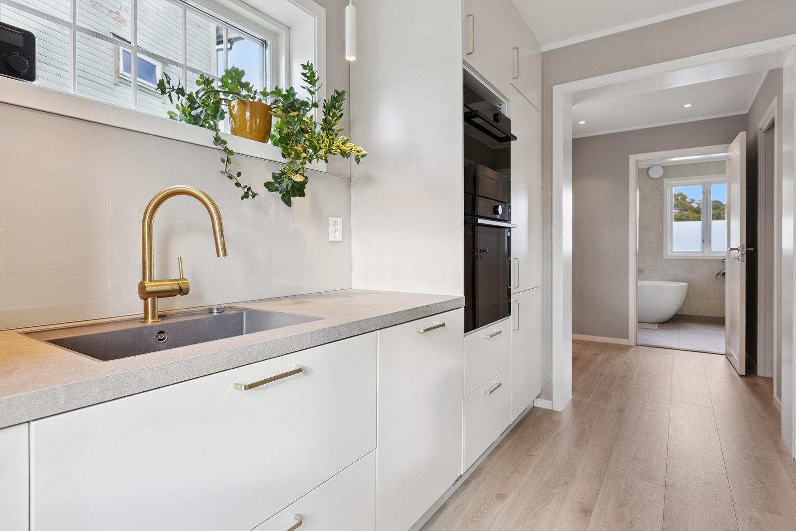 - Kjøkkenet er pent oppgradert kjøkken fra 2023 i lekker utførelse med nedfelt oppvaskkum, integrerte hvitevarer. Galleribilde