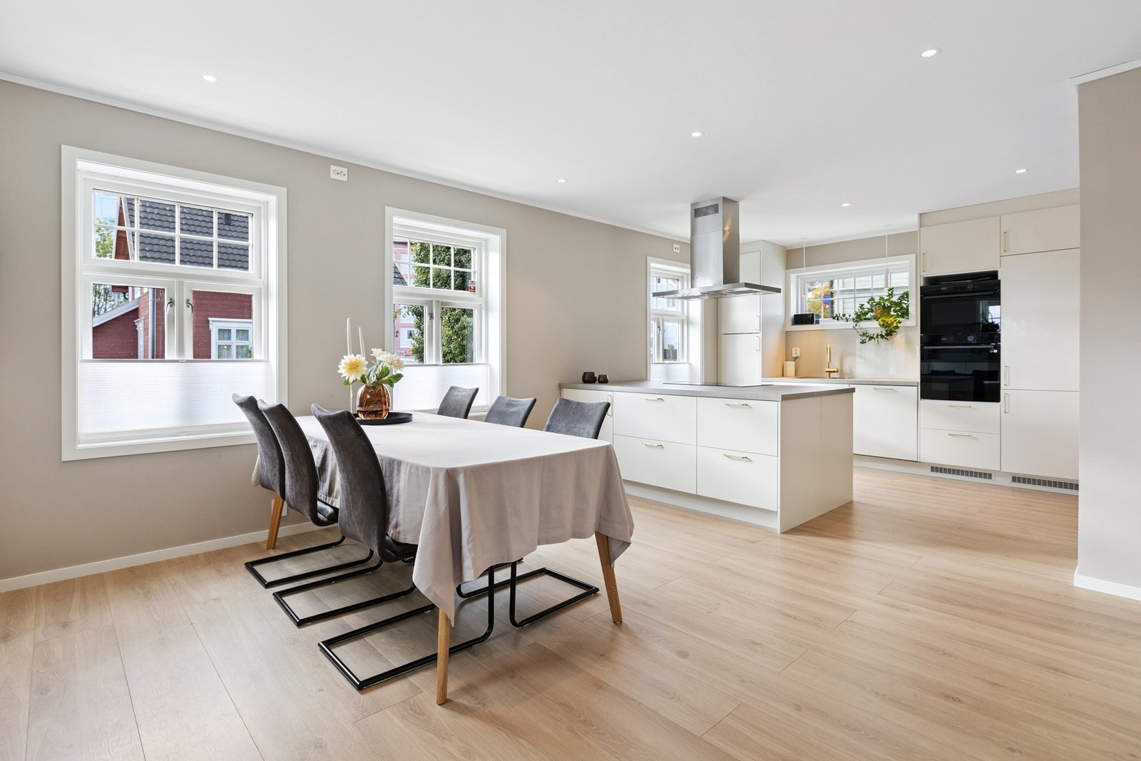 - Dette er husets hjerte - et innbydende rom med varm og koselig atmosfære, perfekt for små og store øyeblikk! Galleribilde