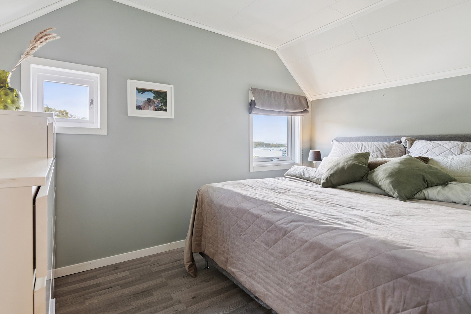 - Hovedsoverommet ligger vendt mot Trondenes og har god romfølelse og fint lysinnslipp. Galleribilde