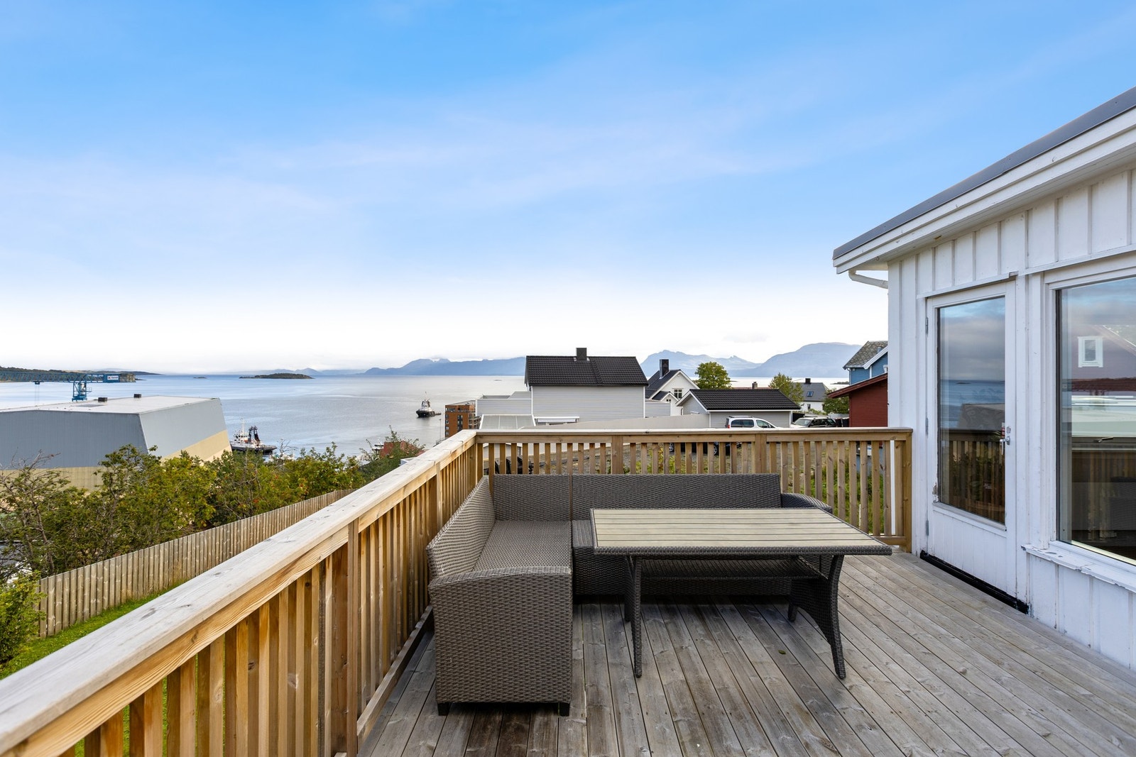 - Fra verandaen nyter du panoramautsikt med fine fjell og hav i bakgrunnen. Galleribilde