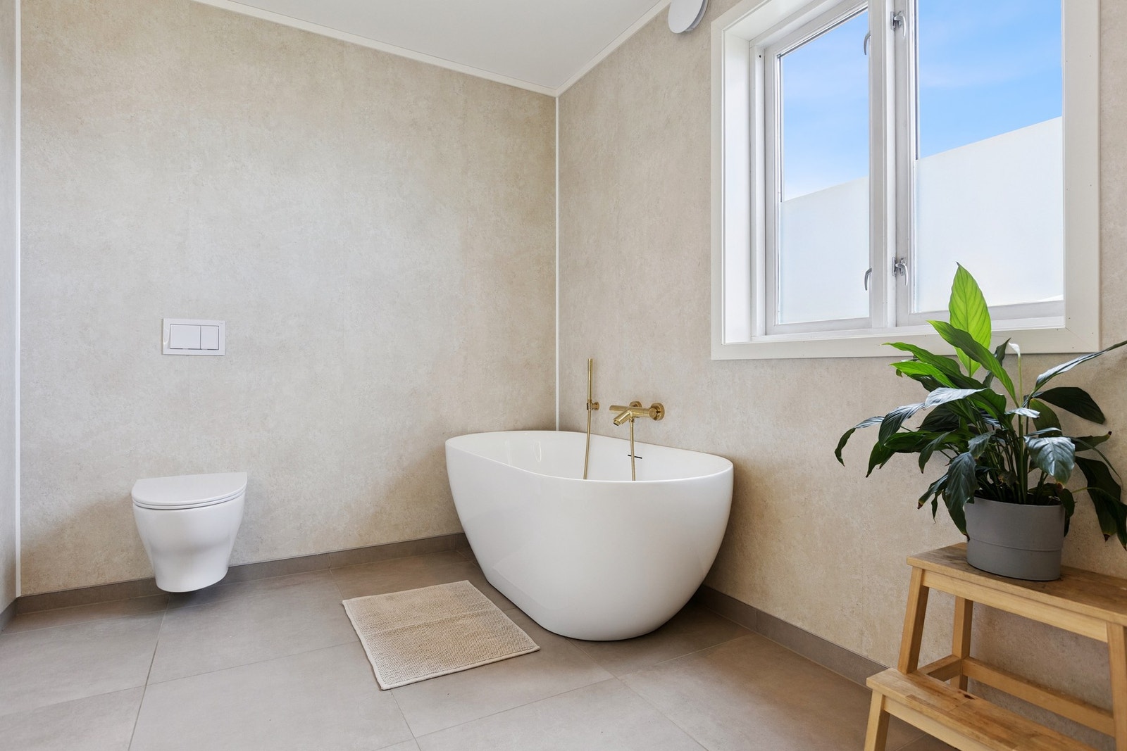 - Vegghengt toalett gjør det enkelt å holde badet rent og pent. Galleribilde