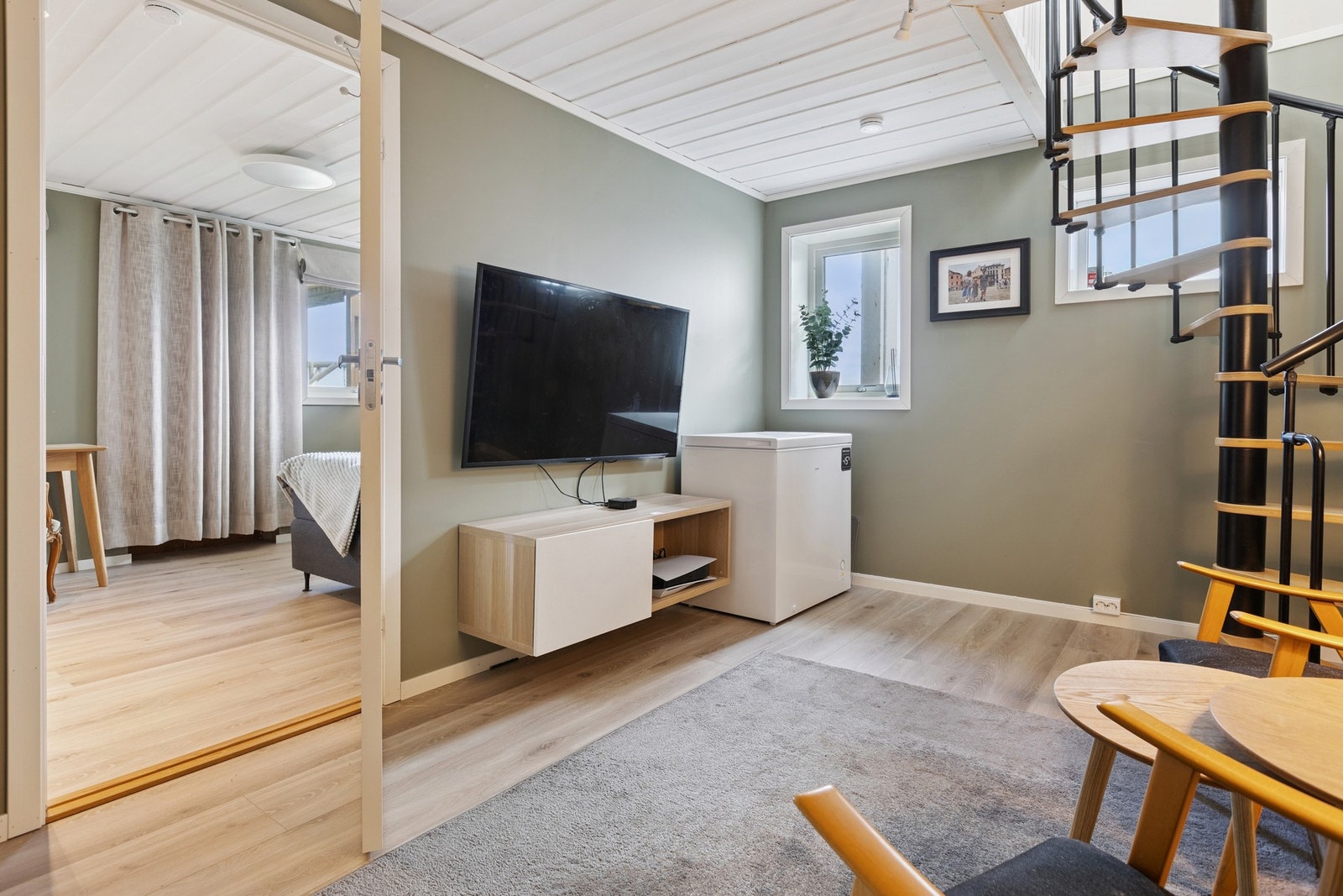 - Gangen utenfor soverommene fungerer utmerket til kjellerstue. Galleribilde