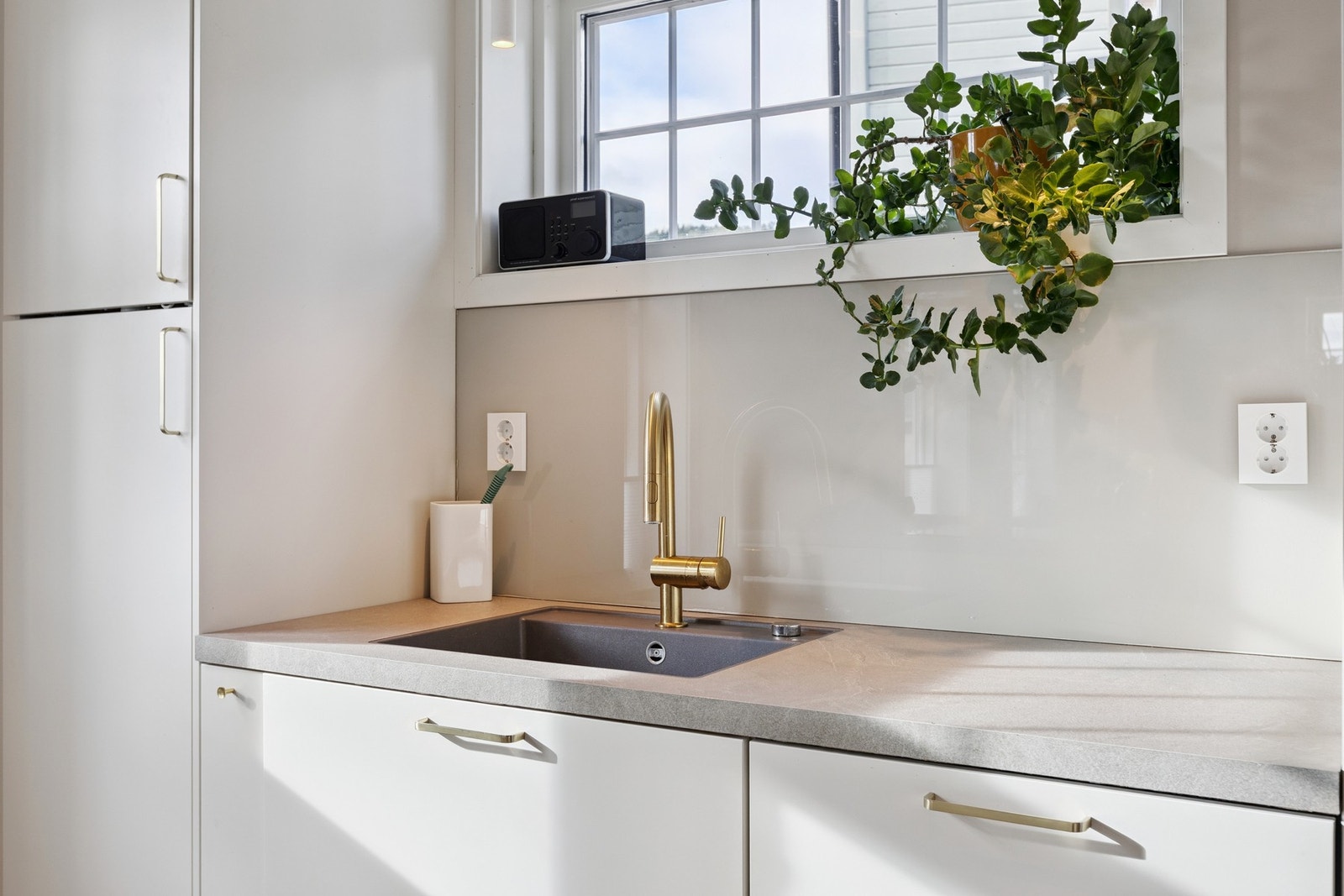 - Det er lagt mye fokus på detaljer og du vil legge merke til småting som nedfelt servant, stilrene håndtak og blandebatteri i lekker utførelse. Galleribilde